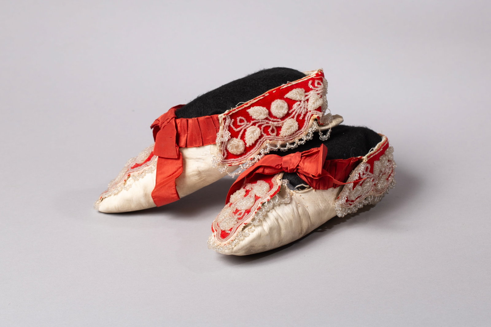 A Fine Pair of Haudenosaunee (Iroquois) Beaded Women's Moccasins, Tuscarora/Seneca Type (1 of 5)