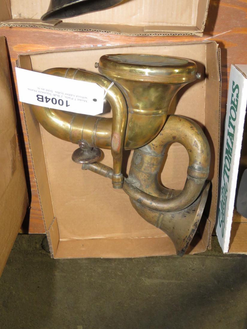 Model T Parts, 2 Bulb Squeeze Horns: Model T Parts, 2 Bulb Squeeze Horns one without rubber bulbs. Sold as is.