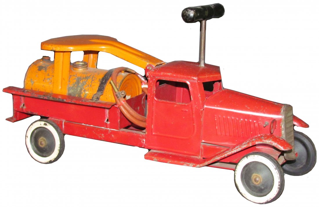 Strutco Pressed Steel Tanker Ride On Toy Truck: 1930's Strutco Pressed Steel Tanker Ride On Toy Truck. Good original condition. 22 inches long.