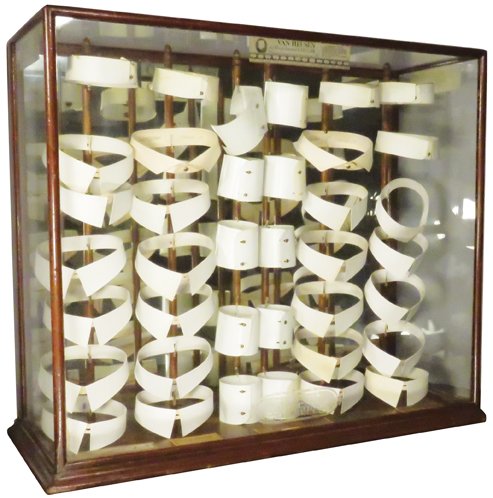 Van Heusen Collar Display Case (1 of 2)