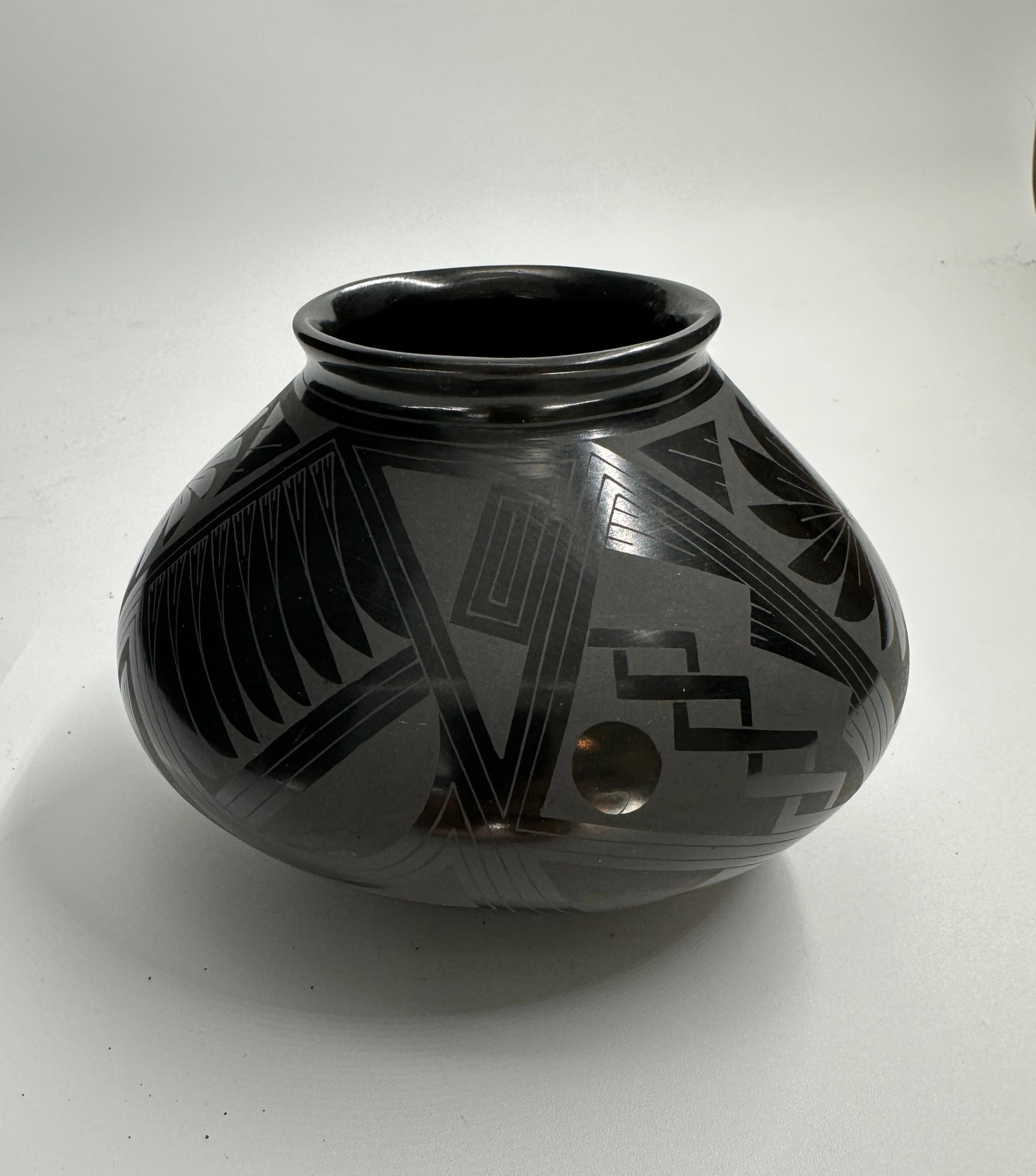 Black on black pot by Octavia Andrew (1 of 4)