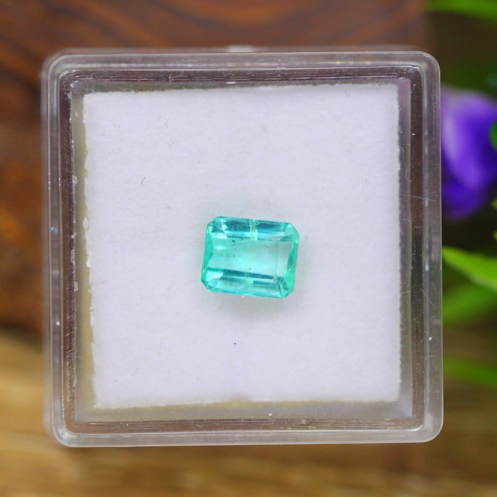 1.1 carat Natural Colombian Emerald Loose Gemstone (1 of 4)