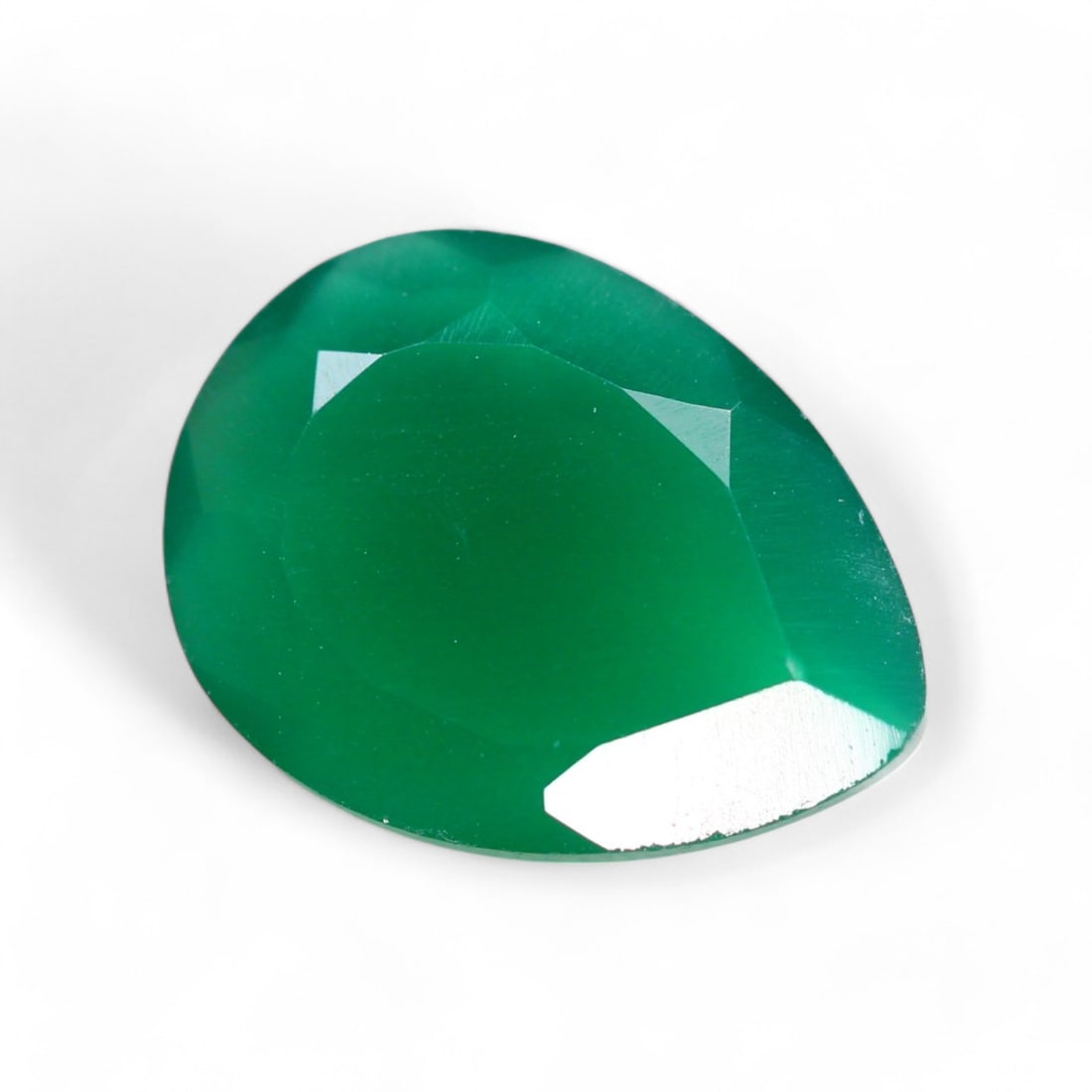 6.99 Carat Natural Brazilian Green Onyx Faceted Gems: Auction lot of Brazilian Green Onyx Gem Type: Natural Green Onyx Carat Weight: 6.99Ct Dimension: 15.8 x 12.0 x 6.3 mm Origin: Brazilian Treatment: Unheated Type: Faceted, Polished SKU:T41 Birthstone f