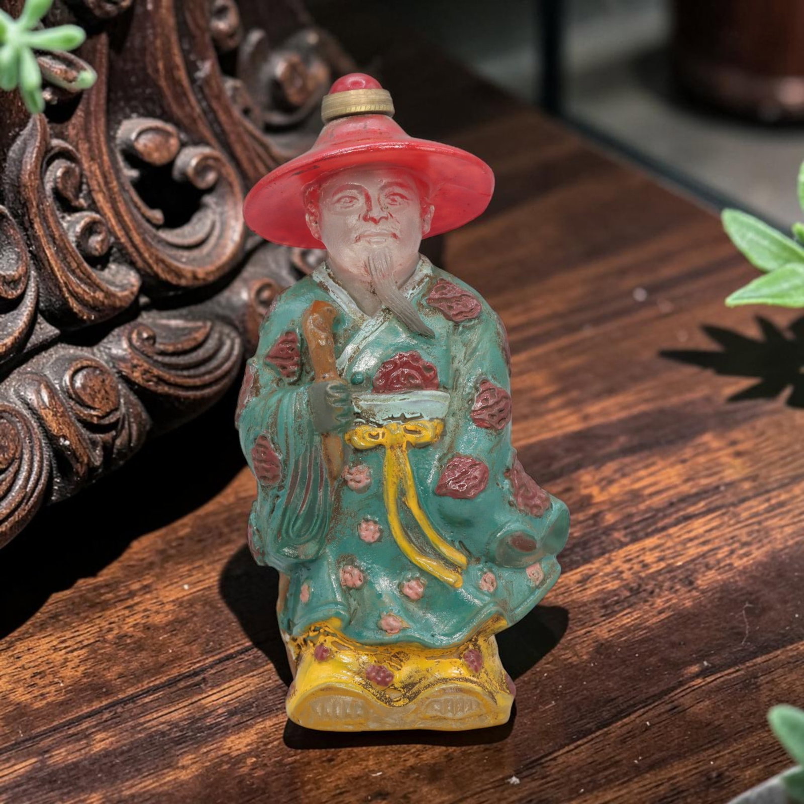 Vintage Chinese Painted Liuli Snuff Bottle - Scholar Figurine, 81YF: Crafted from frosted liuli glass with detailed hand-painted decoration, this vintage Chinese snuff bottle is modelled as a seated scholar figure. The painting is executed in vibrant, layered colours, 
