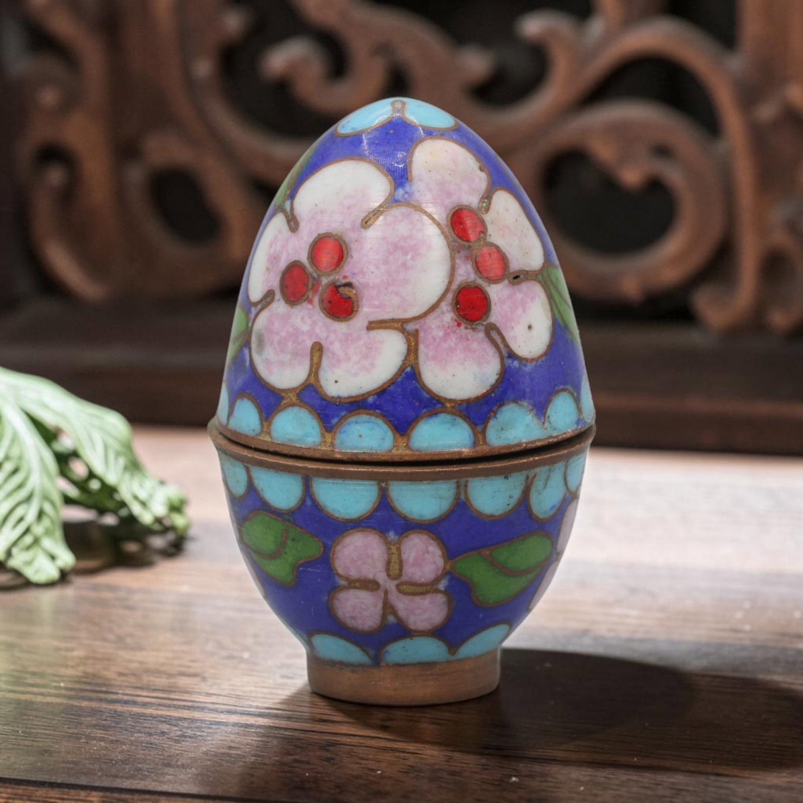 Vintage Chinese Copper Cloisonne Egg-Shaped Trinket Box - Floral Enamel Casket, 11YF: Crafted from copper base metal with fine cloisonne wire filigree and hand-fired polychrome enamel glazes, this charming egg-shaped lidded casket showcases delicate floral motifs across its exterior. T