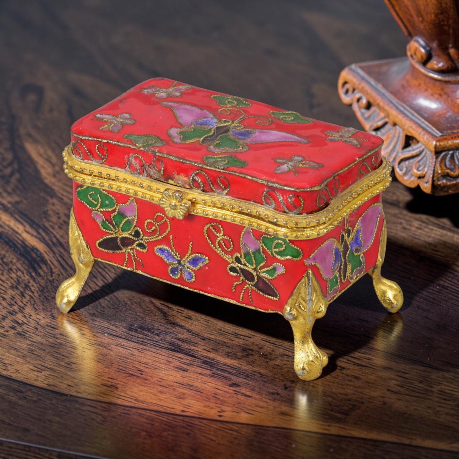 Vintage Chinese Red Cloisonne Footed Rectangular Trinket Box, 55AR: This rectangular cloisonne trinket box is built on a copper core with elaborate gilded wire cloisonne craftsmanship, measuring 6.5cm in length and 4.5cm in width, elevated by four elegant curved gilde