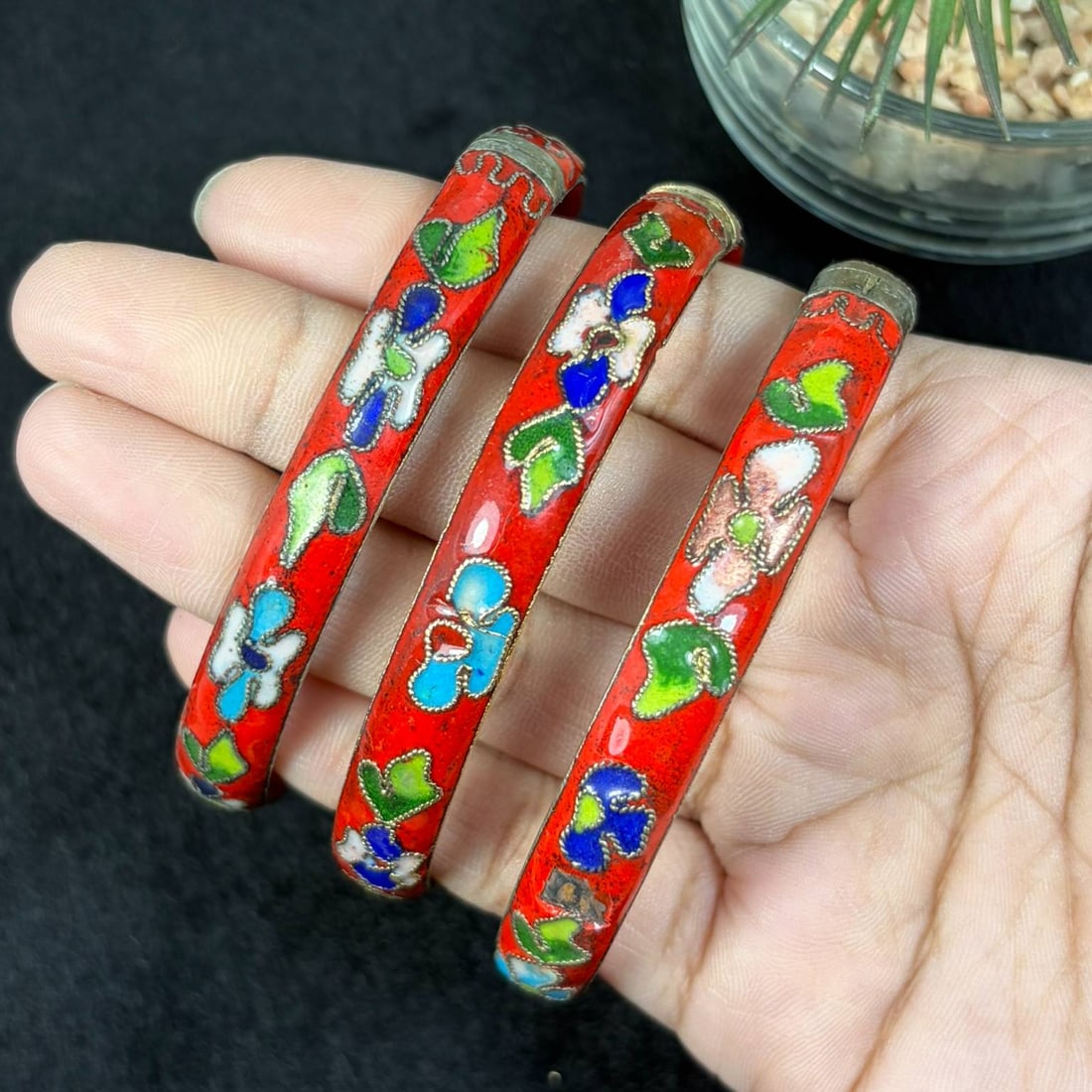 Lot of 3 Vintage Bright Red Floral Cloisonne Split Open Bangle Bracelets, 22EB: Set of 3 vintage cloisonne bangles with vivid red enamel base decorated with multi-colored floral wire filigree patterns, split open design to fit most wrist sizes; classic traditional Chinese cloison