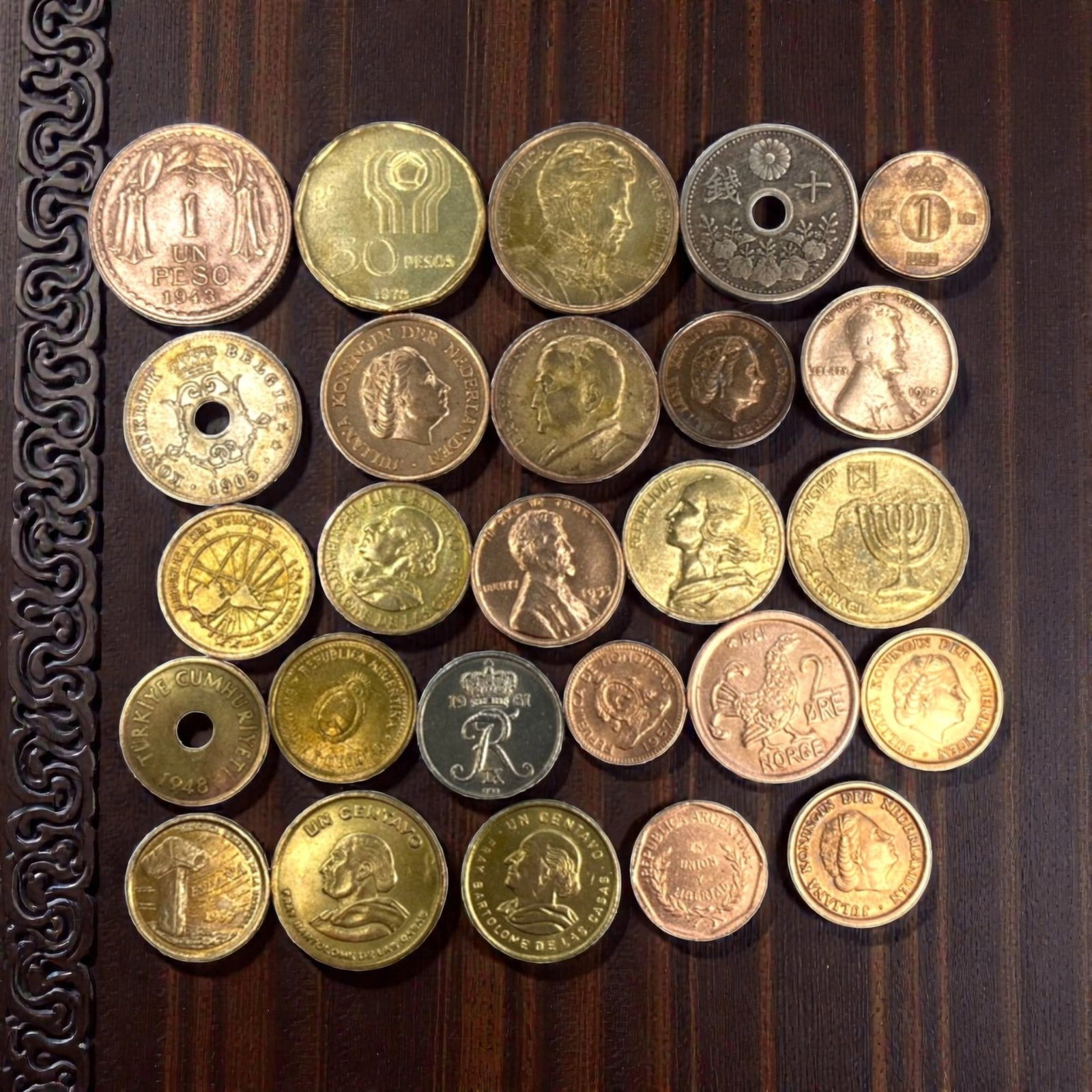 GLOBAL: Cultural Heritage & Historical Continuity - 26-Piece Coins Set, 1905-1999, 15-25mm, 11ZJ: This curated 26-Piece Coins Set spans nearly a century of global numismatic history, featuring coins from Argentina, Japan, Belgium, Norway, Denmark, Peru, the United States, and other nations, rangin