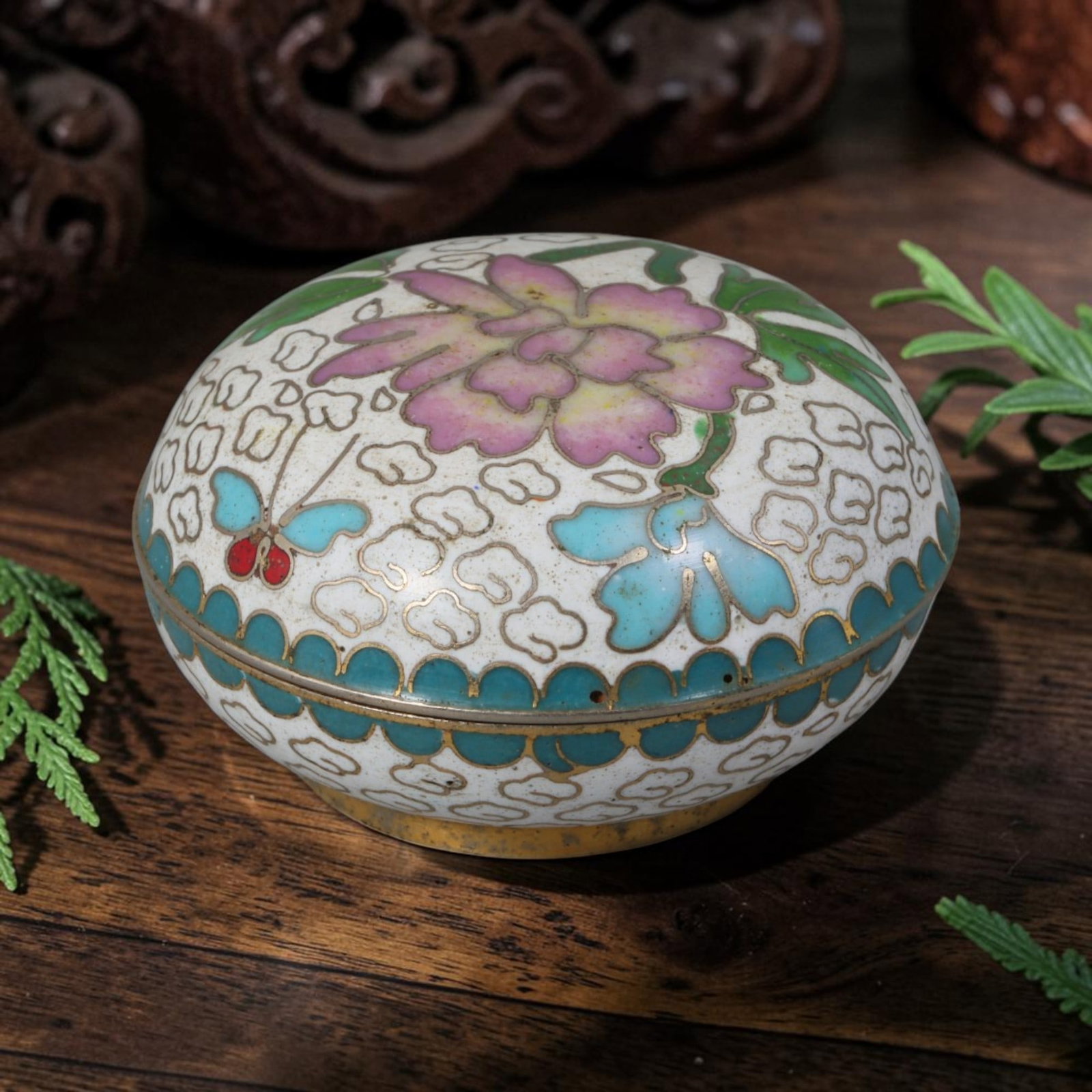 Vintage Chinese White Cloisonne Round Trinket Box - Floral Enamel Keepsake Casket, 48AR: Crafted with copper base and delicate gilded cloisonne wire filigree, this lidded circular trinket box measures 5cm in diameter and 3cm in height, ideal for storing small rings, earrings and miniature