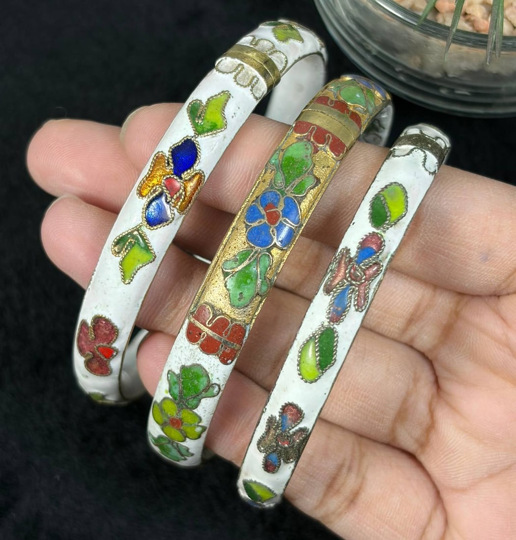 Lot of 3 Vintage White Base Floral Cloisonne Openable Split Bangle Bracelets, 9EB: Set of 3 vintage cloisonne bangles with bright white enamel base adorned with colorful floral wire filigree inlays, featuring split open construction that easily fits most wrist sizes; classic traditi