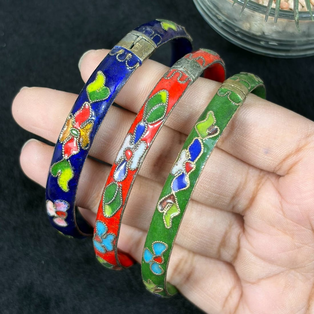Lot of 3 Vintage Blue Red Green Floral Cloisonne Split Open Bangle Bracelets, 24EB: Set of 3 vintage cloisonne bangles with blue, red and green enamel bases decorated with multi-tonal floral wire filigree inlays, split open design that fits most wrist sizes; handcrafted traditional C
