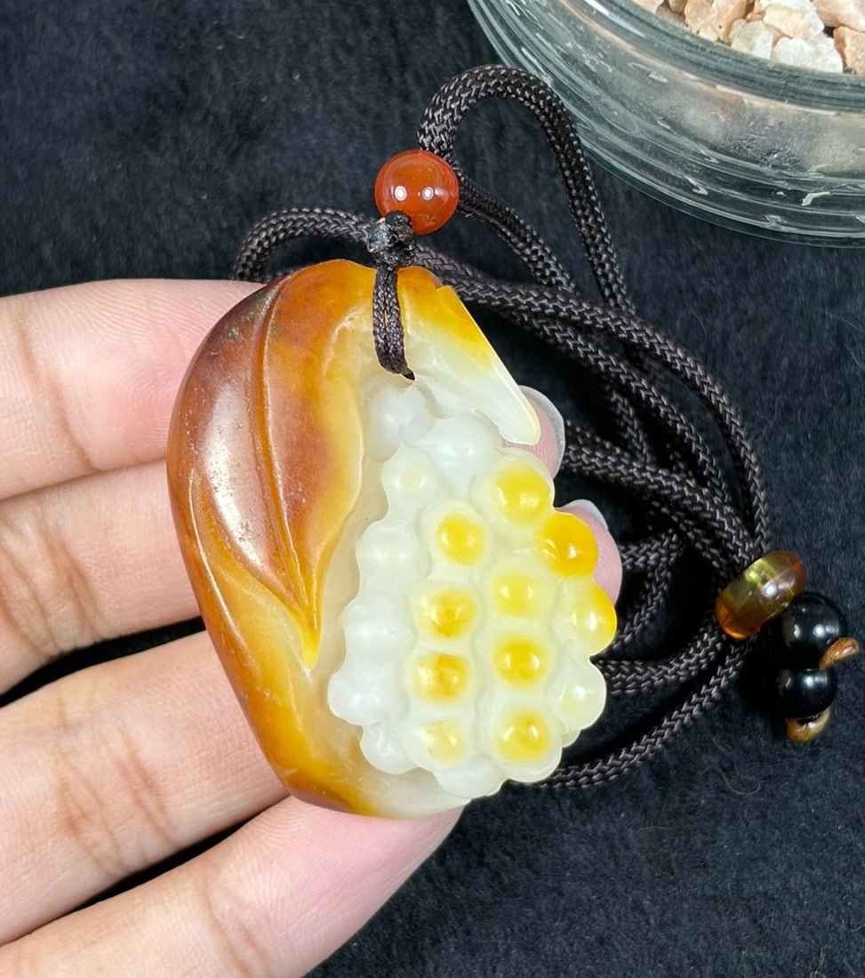 Natural Xinjiang Hetian White Nephrite Grape Cluster Carved Pendant, 41AT: Exquisitely hand-carved from genuine Xinjiang Hetian mutton fat white seed nephrite jade, this organic grape-shaped pendant measures 4 x 3 cm, retaining its natural river pebble silhouette with vivid 