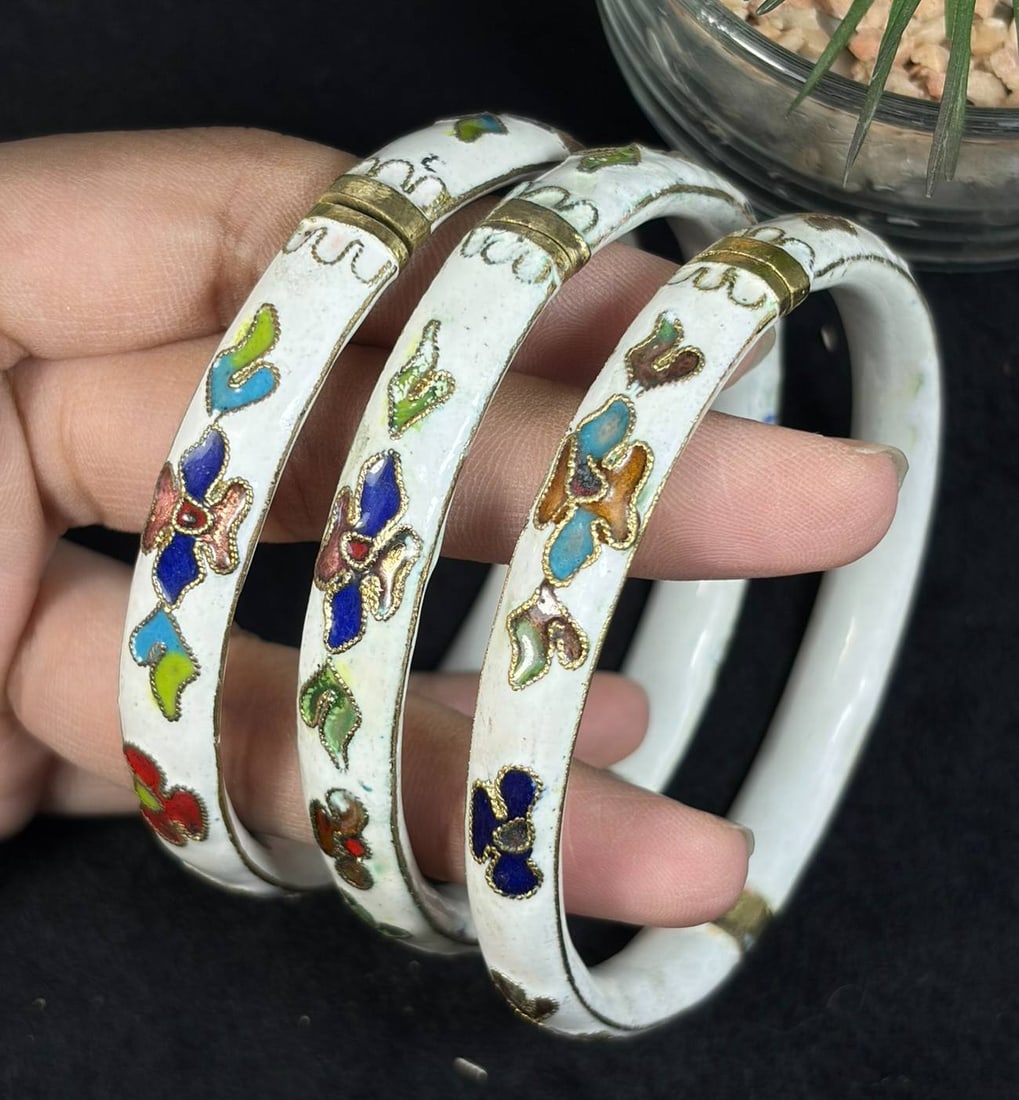 Lot of 3 Vintage White Base Multi-Color Floral Cloisonne Split Open Bangle Bracelets, 25EB: Set of 3 vintage cloisonne bangles with clean white enamel base adorned with vibrant multi-toned floral wire filigree patterns, split open construction to comfortably fit most wrist sizes; crafted wit