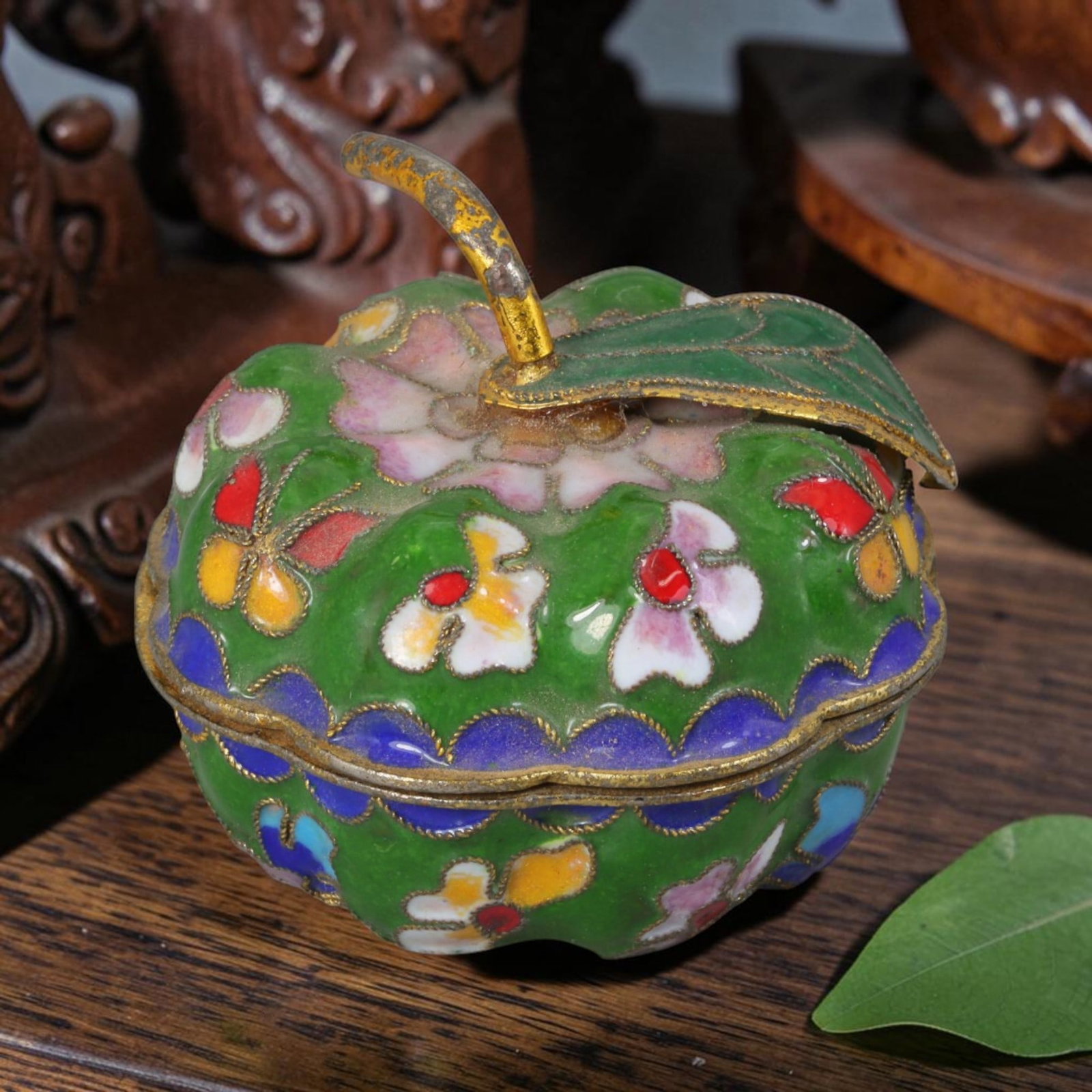Vintage Chinese Green Cloisonne Pumpkin-Shaped Trinket Box - Floral Butterfly Enamel, 56AR: Expertly constructed on a copper core with delicate gilded cloisonne wire filigree, this whimsical pumpkin-form lidded trinket box measures 5cm in diameter and 3cm in height, ideal for storing delicat