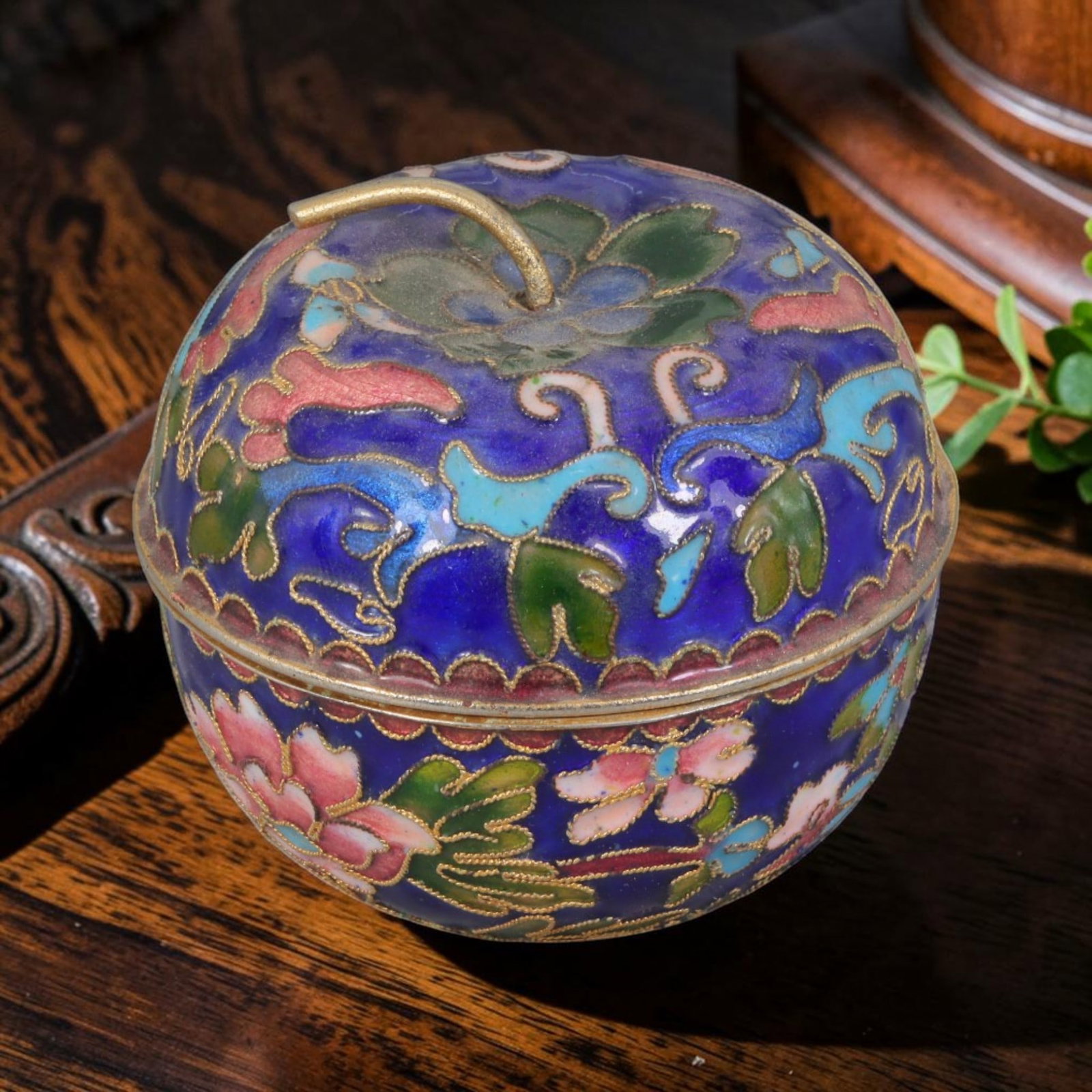 Vintage Chinese Deep Blue Cloisonne Apple-Shaped Trinket Box, 54AR: Crafted over solid copper base with delicate gilded cloisonne wire filigree, this apple-form lidded trinket box measures 6cm in diameter and 5cm in height, perfect for storing rings, earrings and tiny
