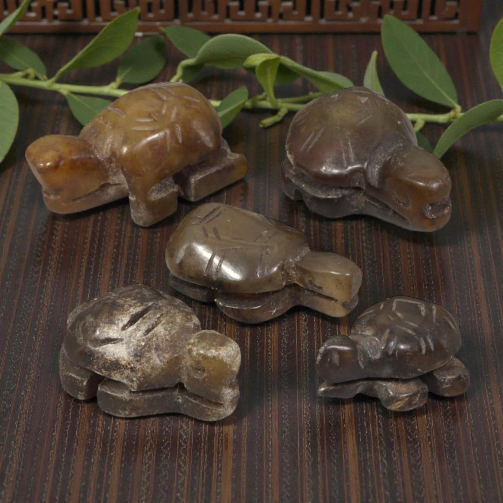 A Lot of 5 Antique Chinese Qing Dynasty Jade Tortoise Carvings, 98WT: Carved from jade, the group consists of five distinct tortoise figurines of varying sizes. Each piece features simplified yet detailed anatomical carvings, including incised shell patterns and stylize