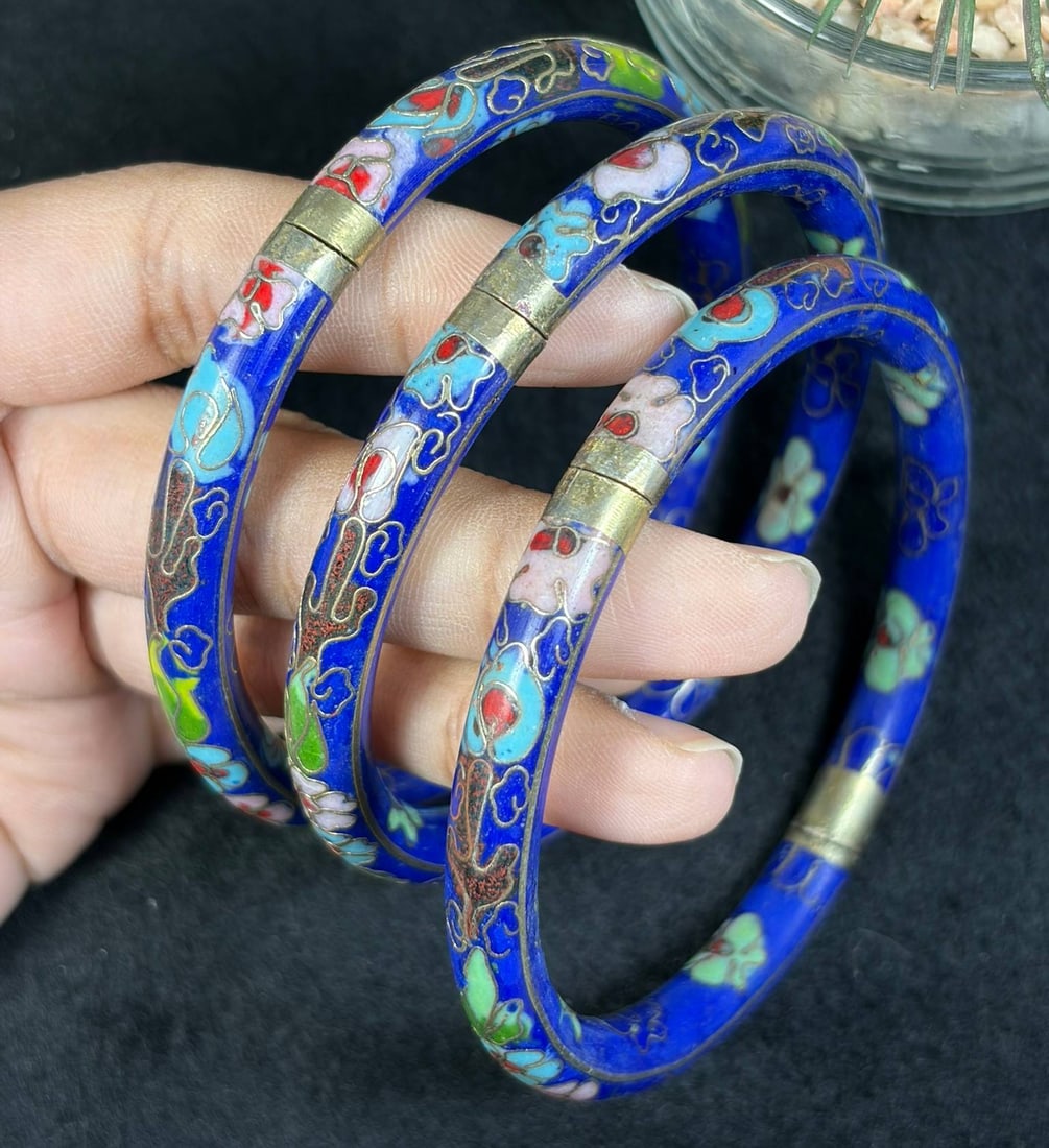 Lot of 3 Vintage Deep Blue Floral Cloud Cloisonne Open Split Bangle Bracelets, 12EB: Set of 3 vintage cloisonne bangles with rich royal blue enamel base decorated with colorful wire filigree cloud and floral patterns, split open construction for flexible fit on most wrist sizes; class
