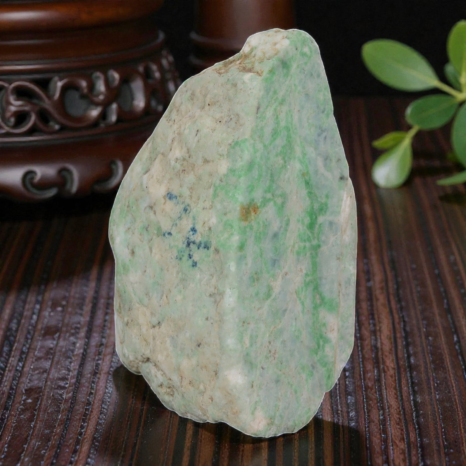 530ct Natural Burmese Moss in Snow Jadeite Rough - White Base Green Streak Stone, 64EA: This is a natural Type A Burmese jadeite rough stone, measuring 6.2x4cm and weighing 106g (530ct). It features the classic "Moss in Snow" pattern, with vivid natural green streaks and patches naturall