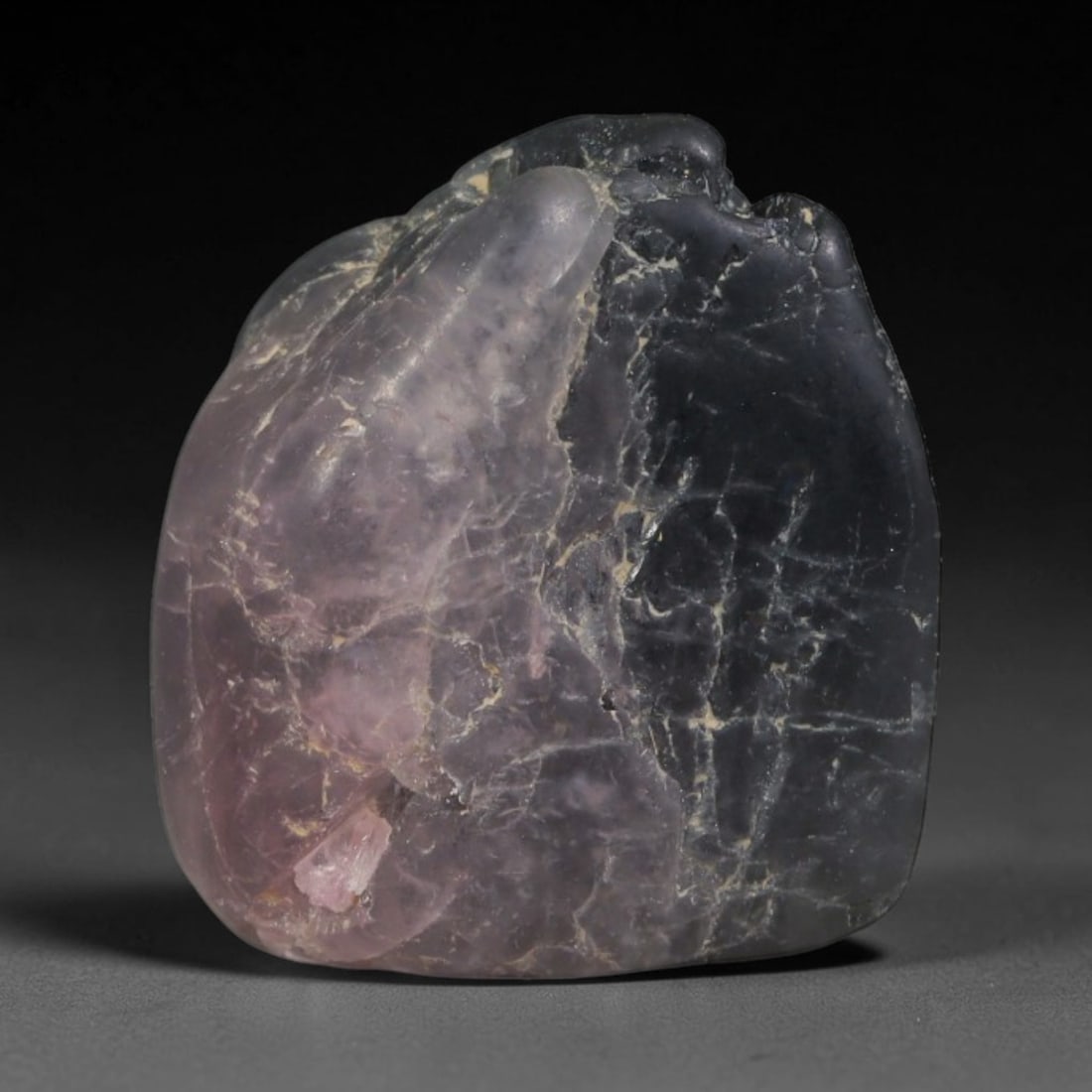 25ct Natural Unheated Sri Lankan Purplish Blue Sapphire Rough, 88YQ: This natural corundum rough is an unheated purplish blue sapphire sourced from Sri Lankan alluvial gem deposits, featuring an irregular natural native form with residual pale yellow-brown mineral matr