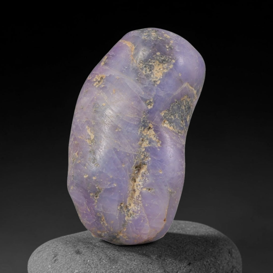35ct Natural Unheated Sri Lankan Purplish Blue Sapphire Rough, 33YQ: This natural corundum rough is an unheated purplish blue sapphire sourced from Sri Lankan alluvial gem deposits, featuring an irregular natural native form with residual pale yellow-brown mineral matr