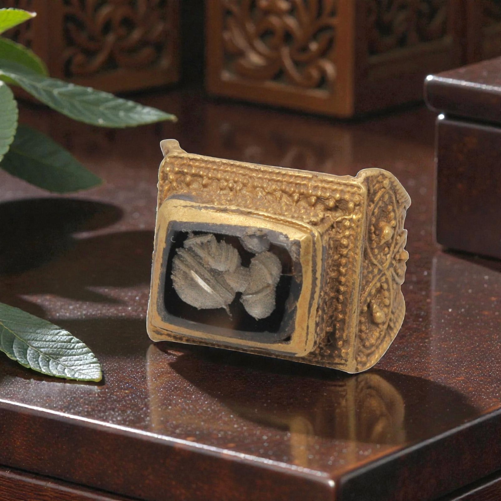 Antique Qajar Dynasty Gilt Intaglio Ring, US Size 8.5, 82WS: This ring features a rectangular banded agate intaglio carved with a stylized motif, executed in the glyptic style characteristic of Qajar period Iran. The agate displays natural color banding and age