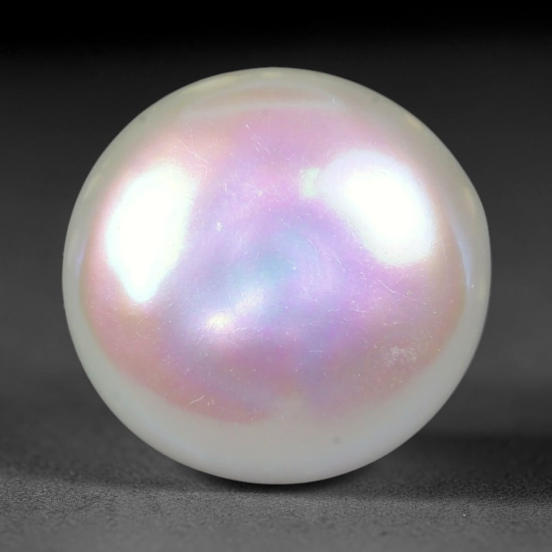 4.76 Carats Natural White Pink Overtone Cultured Pearl Round Loose Gemstone, 100XZ: Natural high-luster round cultured pearl with gorgeous soft pink iridescent overtone, showcasing smooth nacre layers and dreamy multi-color orient glow across the surface. The pearl features creamy wh