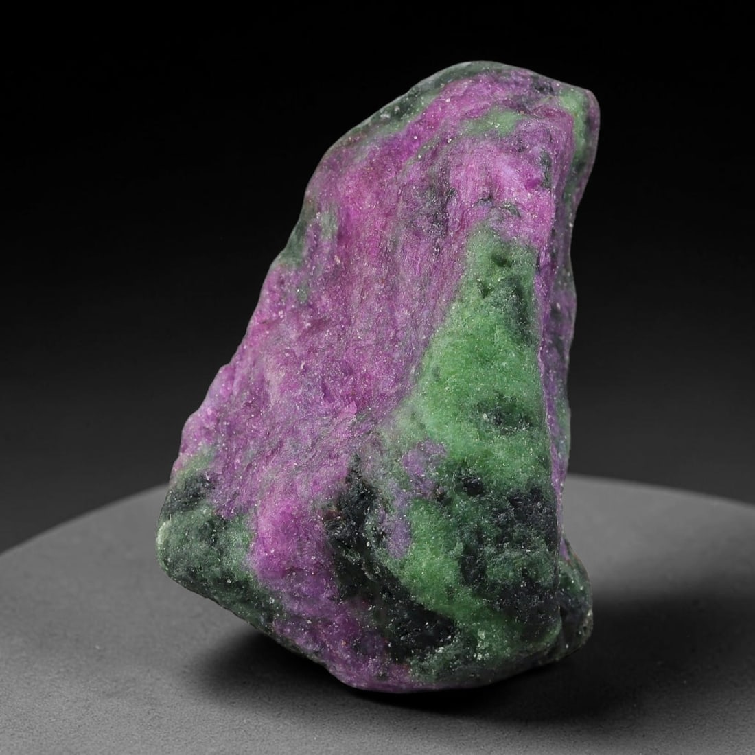 130ct Natural Tanzanian Ruby Zoisite Raw Rough Specimen Mineral Stone, 4YQ: This unpolished mineral rough is natural ruby zoisite sourced from Tanzania, exhibiting distinct banded mineral segregation of vibrant green zoisite, magenta ruby crystals, and dark hornblende inclusi