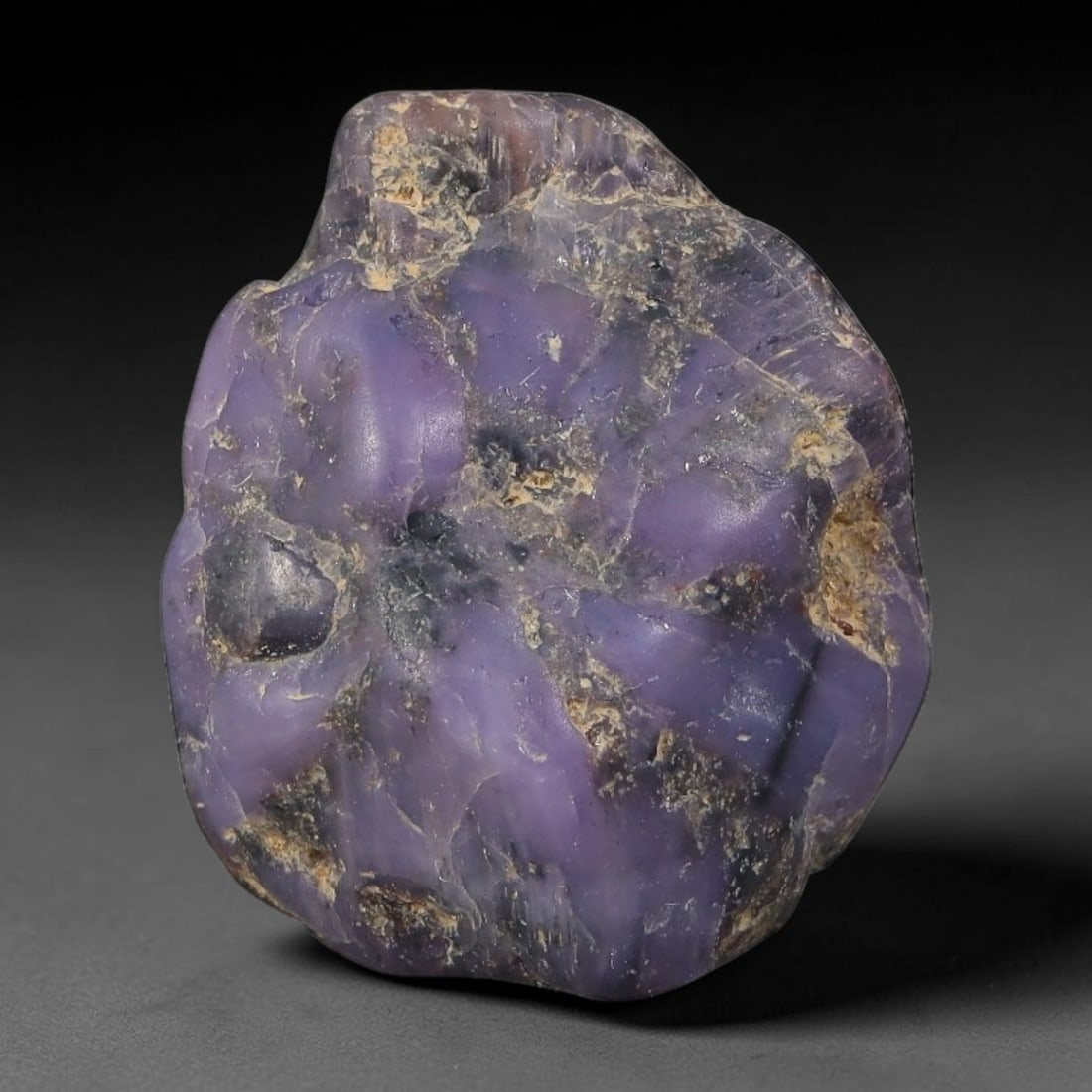 34ct Natural Unheated Sri Lankan Purplish Blue Sapphire Rough, 43YQ: This natural corundum rough is an unheated purplish blue sapphire sourced from Sri Lankan alluvial gem deposits, featuring an irregular natural native form with residual pale yellow-brown mineral matr