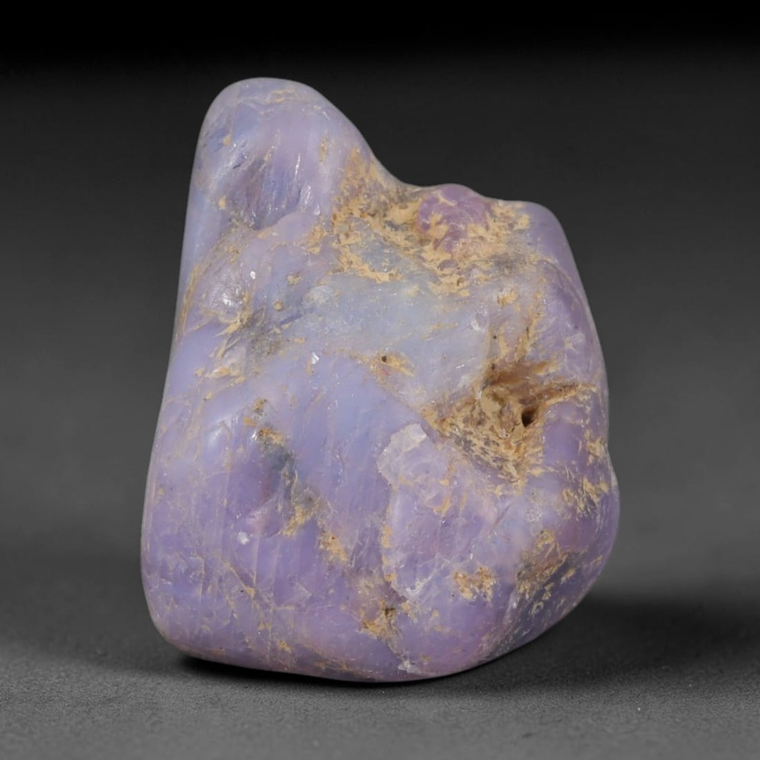 35ct Natural Unheated Sri Lankan Purplish Blue Sapphire Rough, 50YQ: This natural corundum rough is an unheated purplish blue sapphire sourced from Sri Lankan alluvial gem deposits, featuring an irregular natural native form with residual pale yellow-brown mineral matr