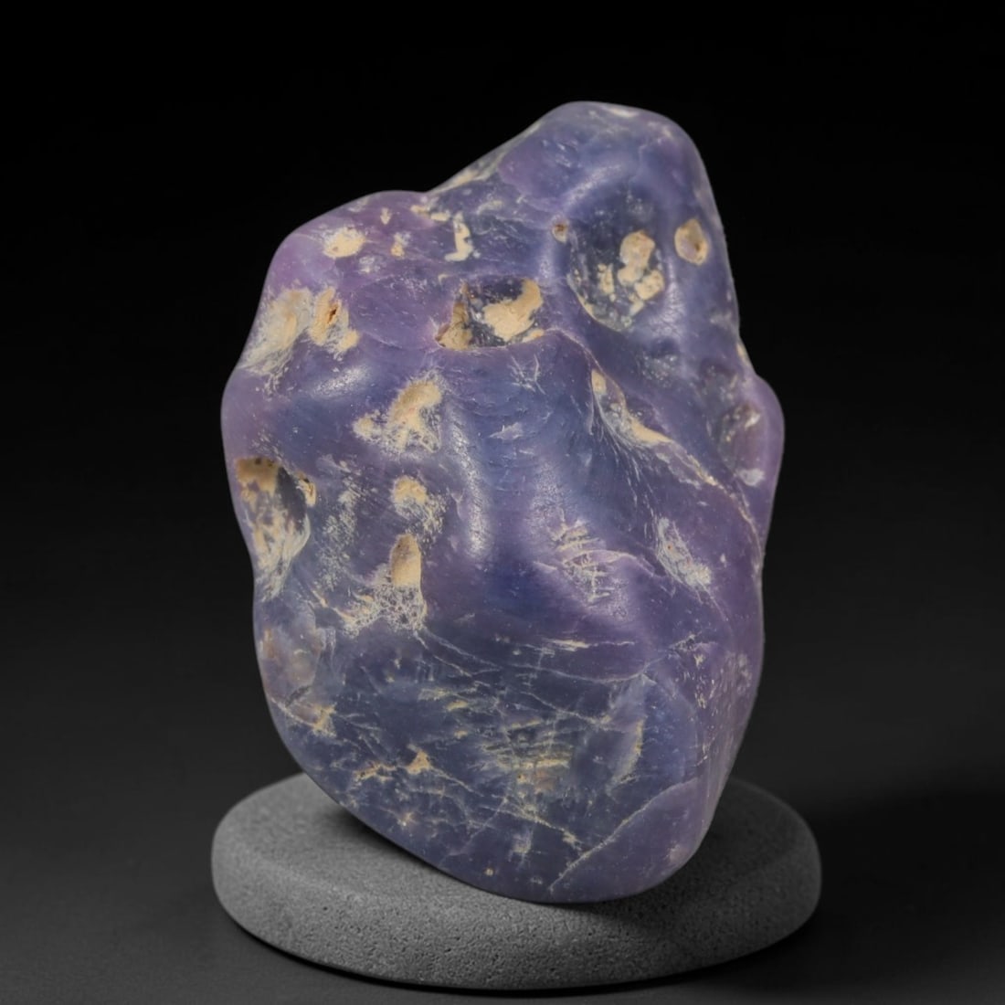 72ct Natural Unheated Sri Lankan Purplish Blue Sapphire Rough, 26YQ: This natural corundum rough is an unheated purplish blue sapphire sourced from Sri Lankan alluvial gem deposits, featuring an irregular natural native form with residual pale yellow-brown mineral matr