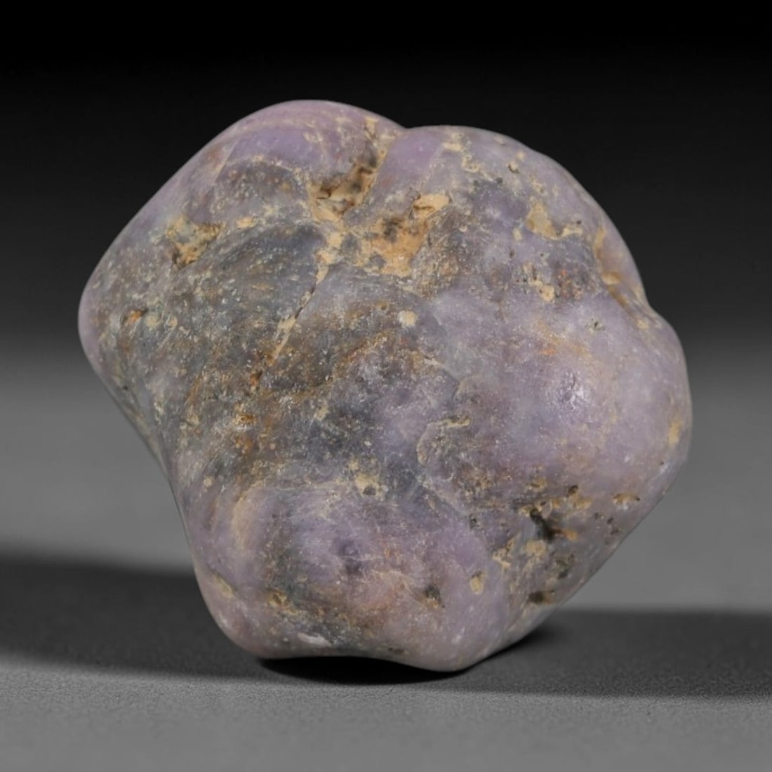 30ct Natural Unheated Sri Lankan Purplish Blue Sapphire Rough, 79YQ: This natural corundum rough is an unheated purplish blue sapphire sourced from Sri Lankan alluvial gem deposits, featuring an irregular natural native form with residual pale yellow-brown mineral matr
