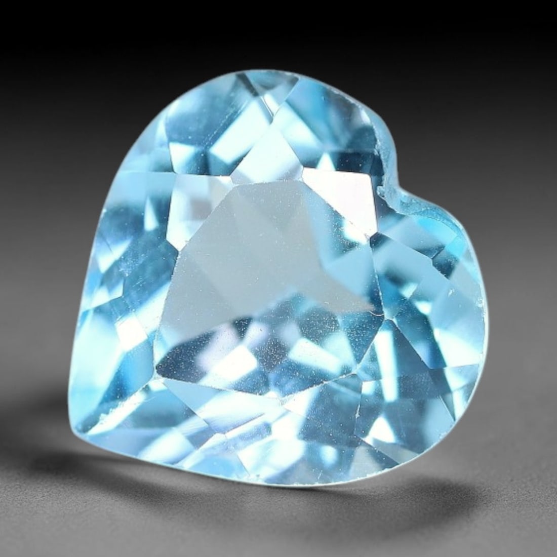 7.58 Carats Natural Brazilian Sky Blue Topaz Heart Faceted Loose Gemstone, 31XY: Constructed from genuine natural topaz sourced from Brazilian mineral deposits, the raw material has been refined through professional faceted lapidary processing with consistent glossy polishing acro