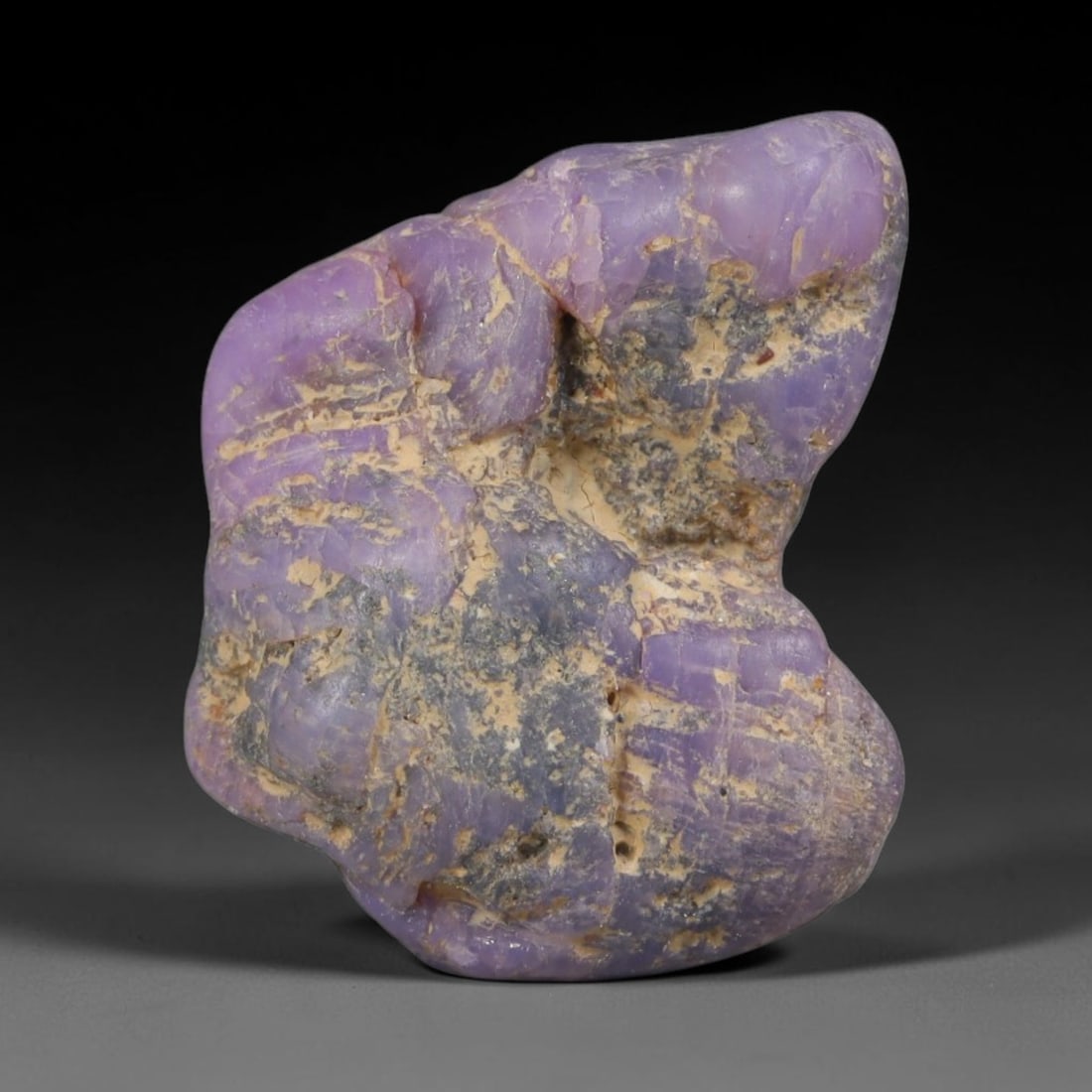 26ct Natural Unheated Sri Lankan Purplish Blue Sapphire Rough, 93YQ: This natural corundum rough is an unheated purplish blue sapphire sourced from Sri Lankan alluvial gem deposits, featuring an irregular natural native form with residual pale yellow-brown mineral matr