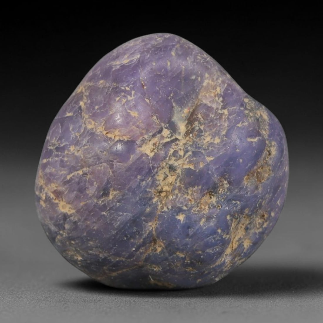 39ct Natural Unheated Sri Lankan Purplish Blue Sapphire Rough, 85YQ: This natural corundum rough is an unheated purplish blue sapphire sourced from Sri Lankan alluvial gem deposits, featuring an irregular natural native form with residual pale yellow-brown mineral matr