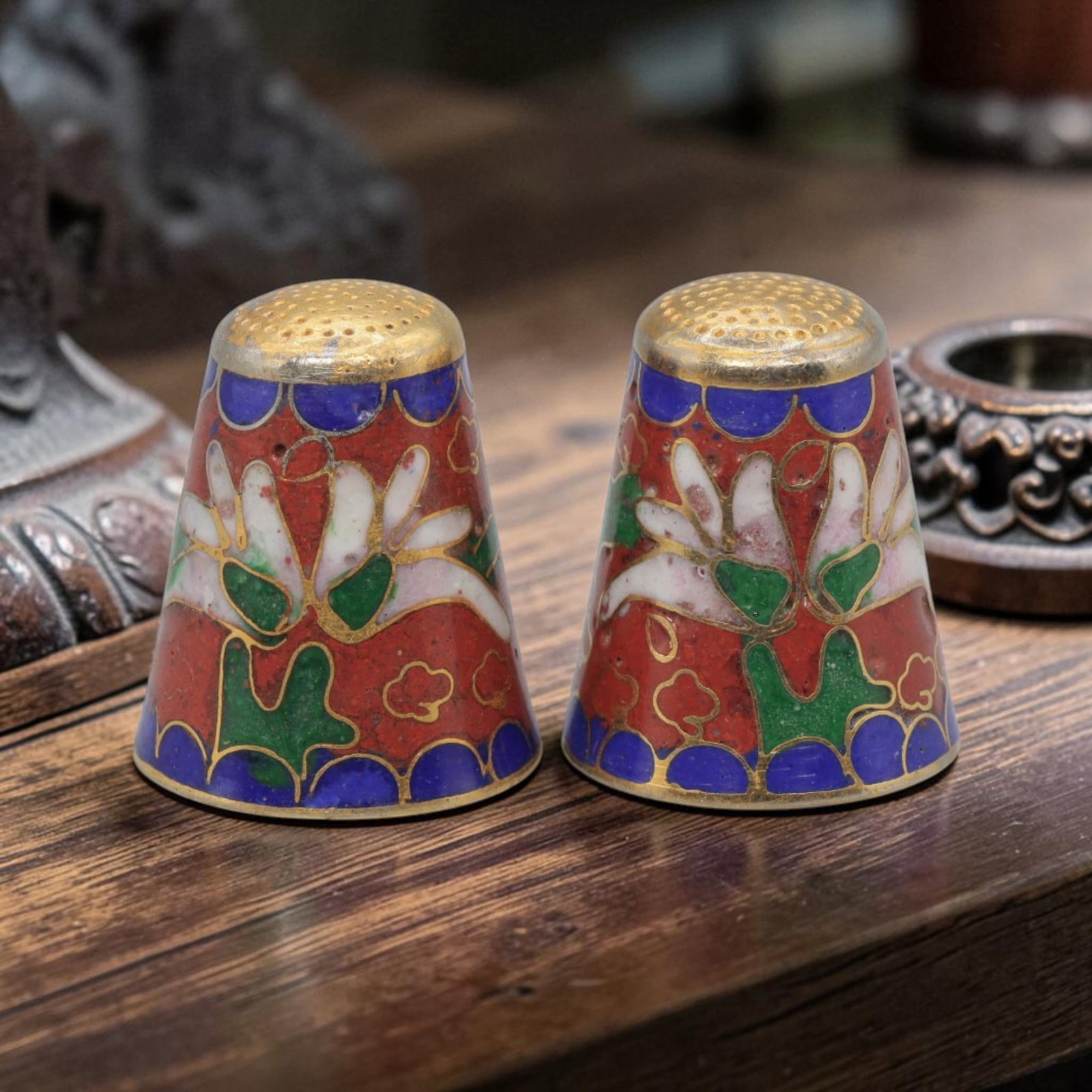 Vintage Chinese Copper Cloisonne Thimble Set of 2 - Red Floral Sewing Collectibles, 28YF: Crafted from copper base metal with fine cloisonne wire filigree and hand-fired polychrome enamel glazes, this charming set of two matching vintage thimbles features a bold floral motif against a vibr