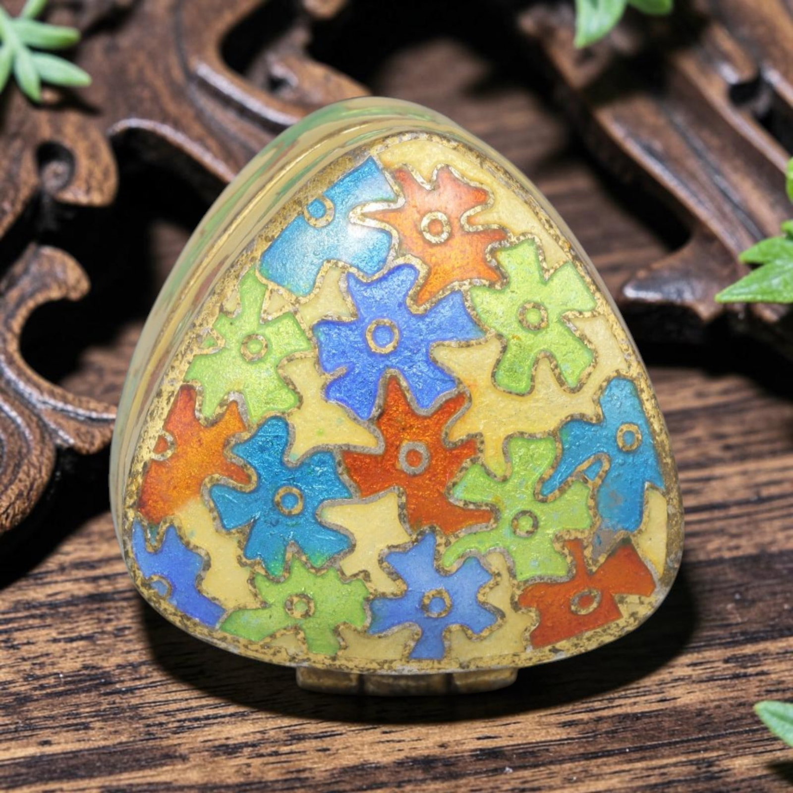 Vintage Chinese Copper Cloisonne Trinket Box - Heart-Shaped Floral Enamel Casket, 5YF: Crafted from a copper base with traditional cloisonne wirework and hand-fired polychrome enamel glazes, this hinged miniature casket features a rounded, heart-shaped form. The lid displays a repeating