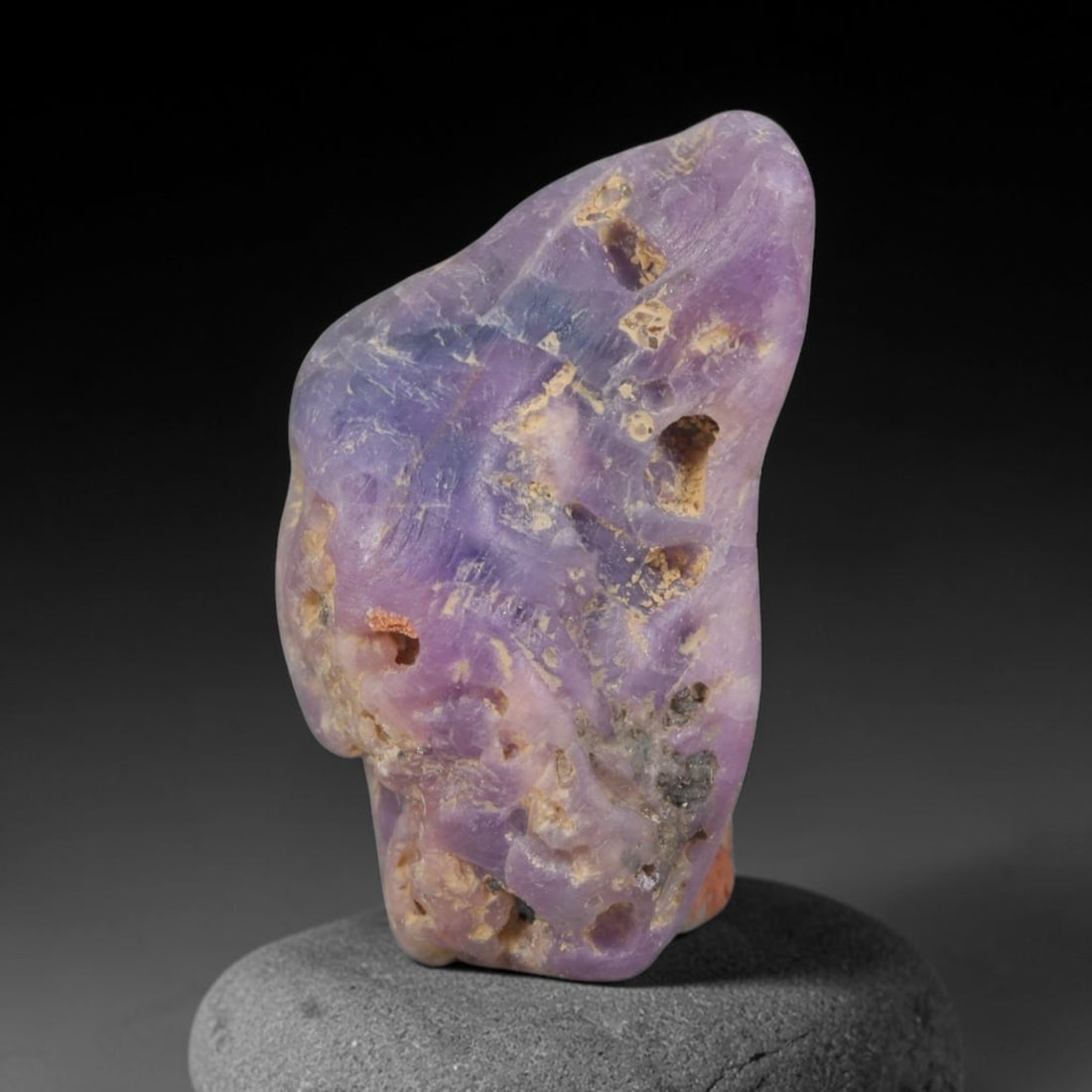 18ct Natural Unheated Sri Lankan Purplish Blue Sapphire Rough, 94YQ: This natural corundum rough is an unheated purplish blue sapphire sourced from Sri Lankan alluvial gem deposits, featuring an irregular natural native form with residual pale yellow-brown mineral matr