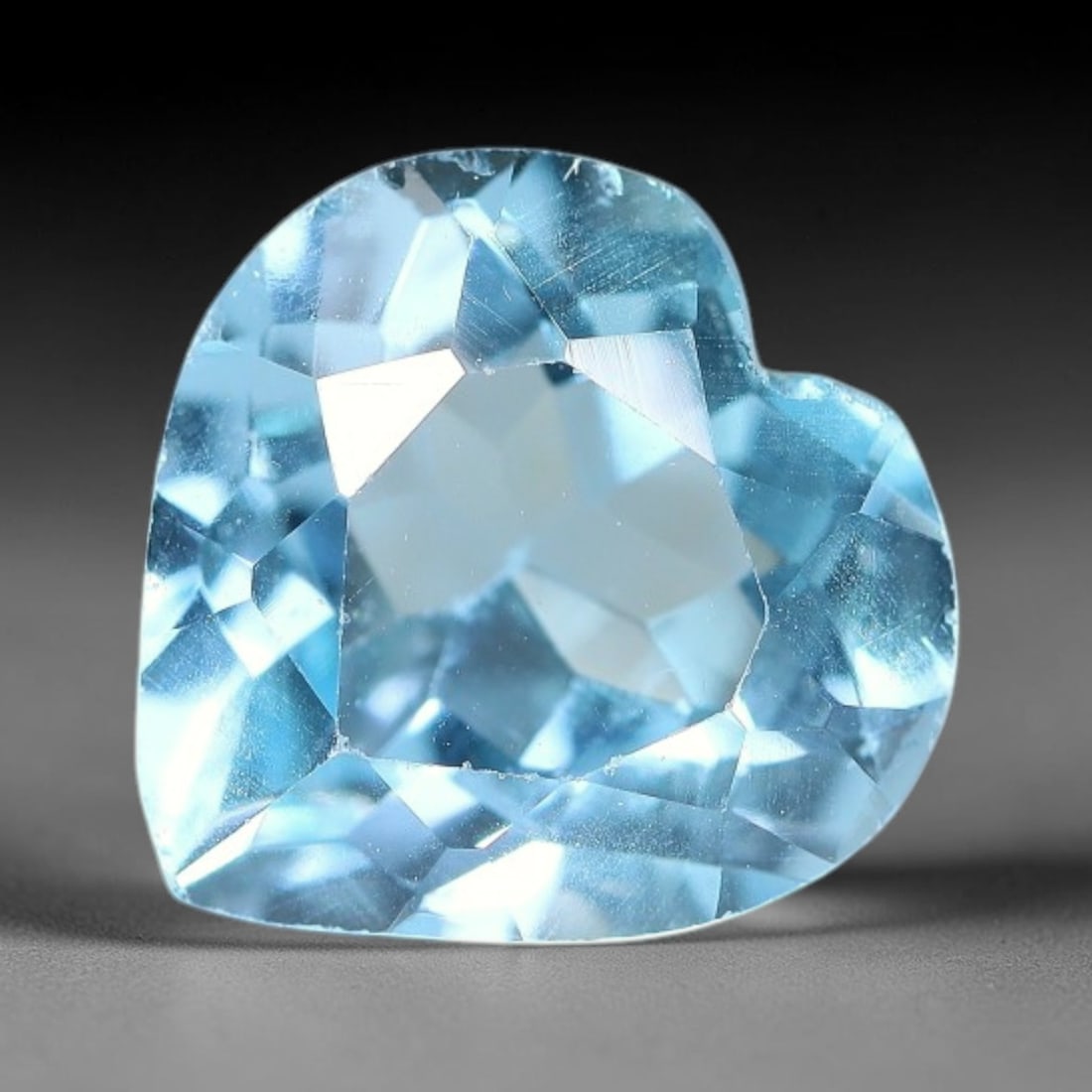 6.68 Carats Natural Brazilian Sky Blue Topaz Heart Faceted Loose Gemstone, 35XY: Constructed from genuine natural topaz sourced from Brazilian mineral deposits, the raw material has been refined through professional faceted lapidary processing with consistent glossy polishing acro