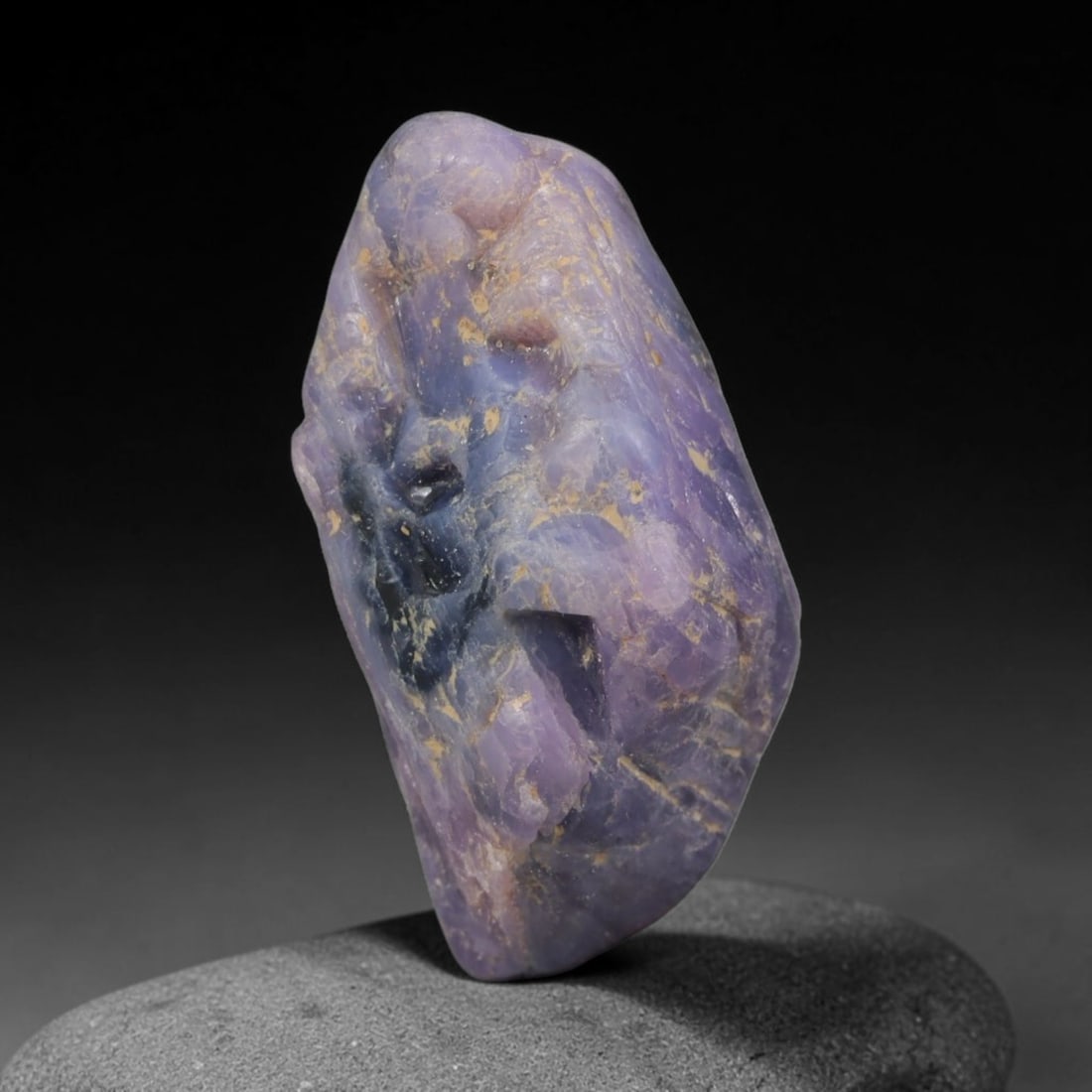 35ct Natural Unheated Sri Lankan Purplish Blue Sapphire Rough, 27YQ: This natural corundum rough is an unheated purplish blue sapphire sourced from Sri Lankan alluvial gem deposits, featuring an irregular natural native form with residual pale yellow-brown mineral matr