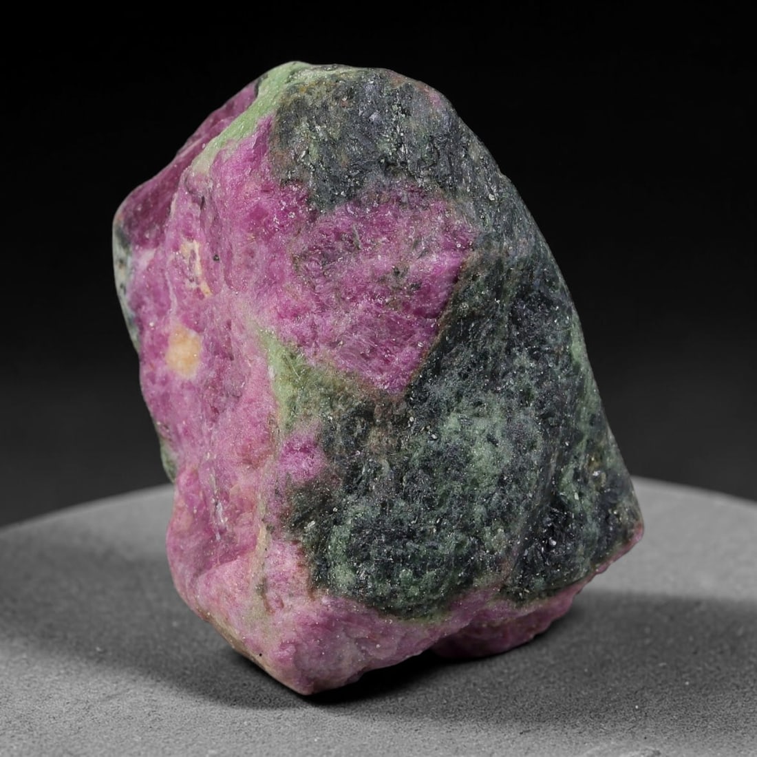 137ct Natural Tanzanian Ruby Zoisite Raw Rough Specimen Mineral Stone, 96YK: This unpolished mineral rough is natural ruby zoisite sourced from Tanzania, exhibiting distinct banded mineral segregation of vibrant green zoisite, magenta ruby crystals, and dark hornblende inclusi