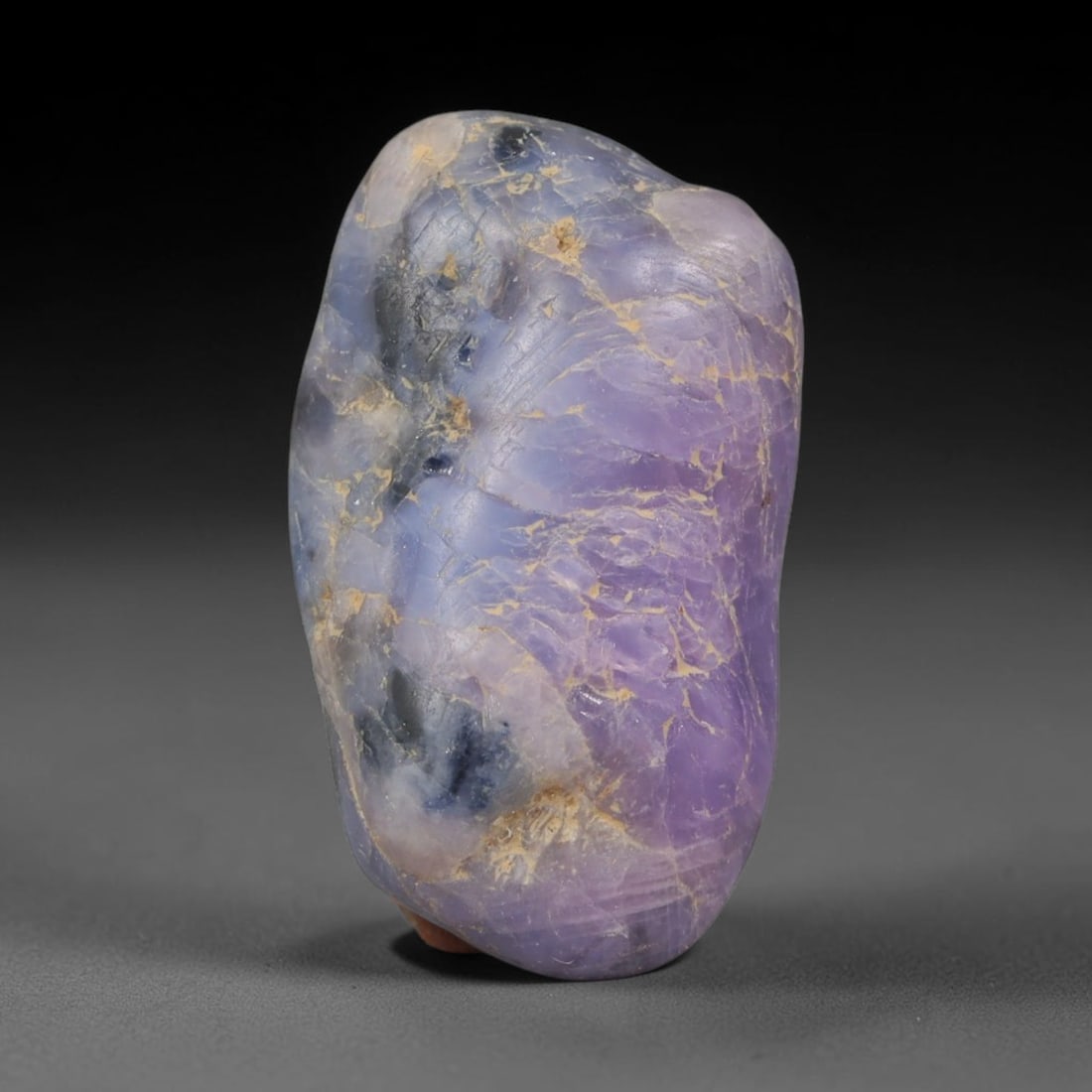 34ct Natural Unheated Sri Lankan Purplish Blue Sapphire Rough, 32YQ: This natural corundum rough is an unheated purplish blue sapphire sourced from Sri Lankan alluvial gem deposits, featuring an irregular natural native form with residual pale yellow-brown mineral matr