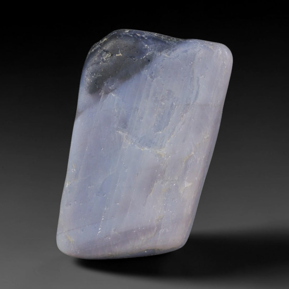 21ct Natural Unheated Sri Lankan Purplish Blue Sapphire Rough, 77YQ: This natural corundum rough is an unheated purplish blue sapphire sourced from Sri Lankan alluvial gem deposits, featuring an irregular natural native form with residual pale yellow-brown mineral matr