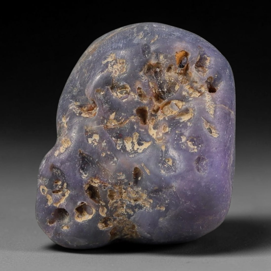 48ct Natural Unheated Sri Lankan Purplish Blue Sapphire Rough, 76YQ: This natural corundum rough is an unheated purplish blue sapphire sourced from Sri Lankan alluvial gem deposits, featuring an irregular natural native form with residual pale yellow-brown mineral matr
