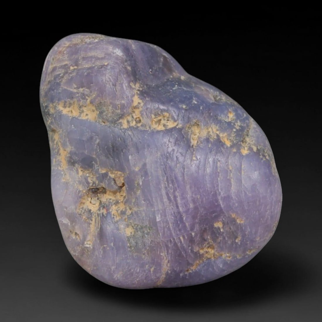 26ct Natural Unheated Sri Lankan Purplish Blue Sapphire Rough, 89YQ: This natural corundum rough is an unheated purplish blue sapphire sourced from Sri Lankan alluvial gem deposits, featuring an irregular natural native form with residual pale yellow-brown mineral matr