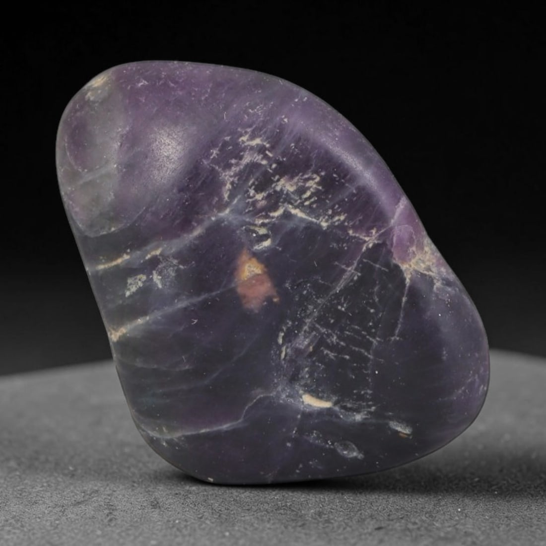 21ct Natural Unheated Sri Lankan Purplish Blue Sapphire Rough, 92YQ: This natural corundum rough is an unheated purplish blue sapphire sourced from Sri Lankan alluvial gem deposits, featuring an irregular natural native form with residual pale yellow-brown mineral matr