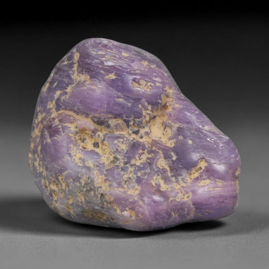 31ct Natural Unheated Sri Lankan Purplish Blue Sapphire Rough, 52YQ: This natural corundum rough is an unheated purplish blue sapphire sourced from Sri Lankan alluvial gem deposits, featuring an irregular natural native form with residual pale yellow-brown mineral matr