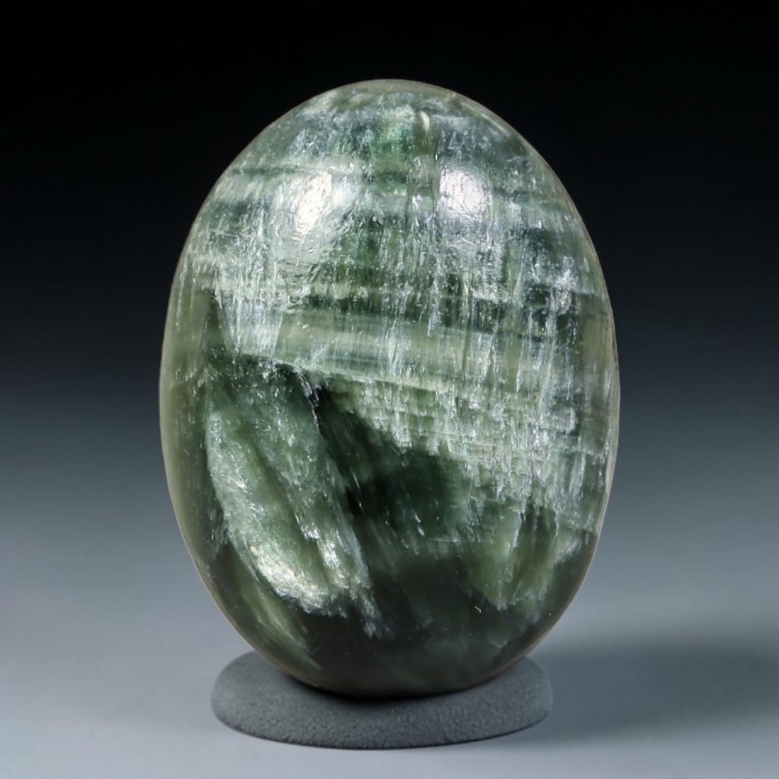 3.83 Carats Natural Deep Green Siberian Seraphinite Polished Cabochon, 93WW: This is a fully natural polished seraphinite specimen sourced from Siberian deposits, displaying distinct feathery fibrous inclusions that create beautiful flowing chatoyant patterns across its smooth