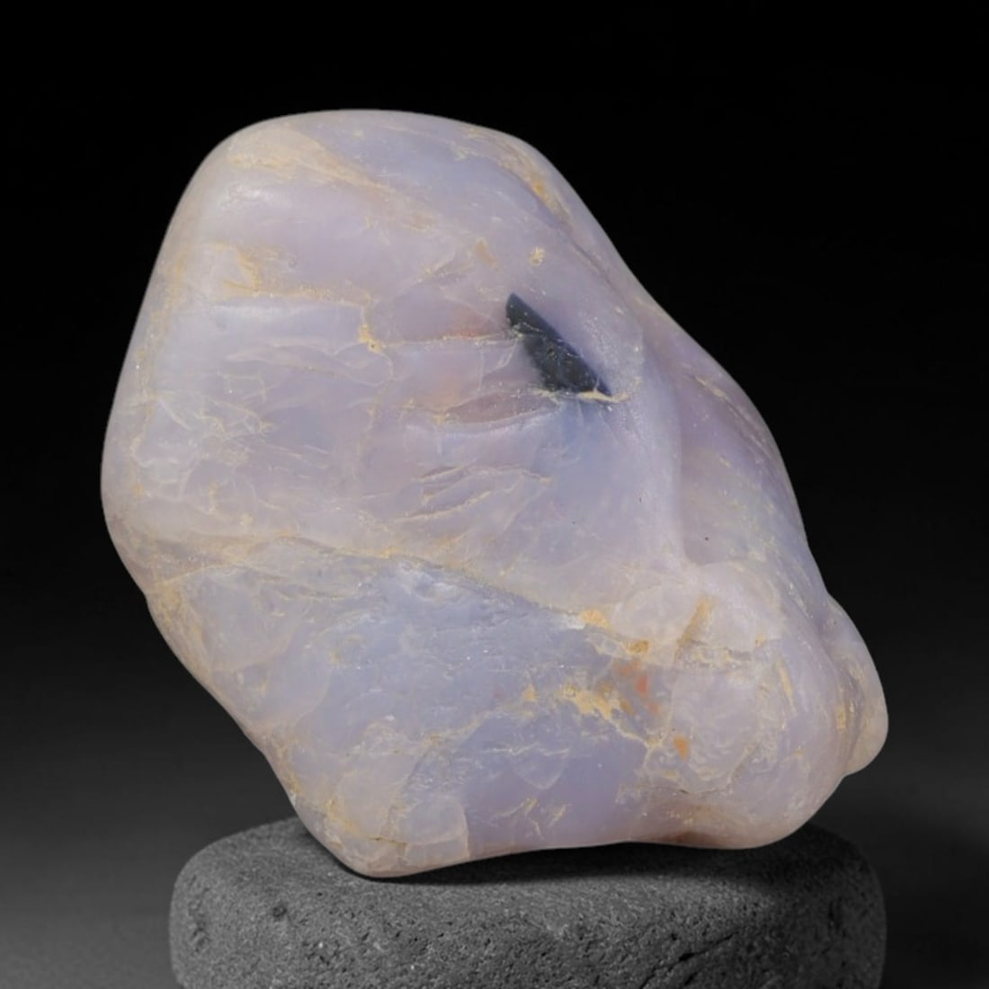 22ct Natural Unheated Sri Lankan Purplish Blue Sapphire Rough, 70YQ: This natural corundum rough is an unheated purplish blue sapphire sourced from Sri Lankan alluvial gem deposits, featuring an irregular natural native form with residual pale yellow-brown mineral matr