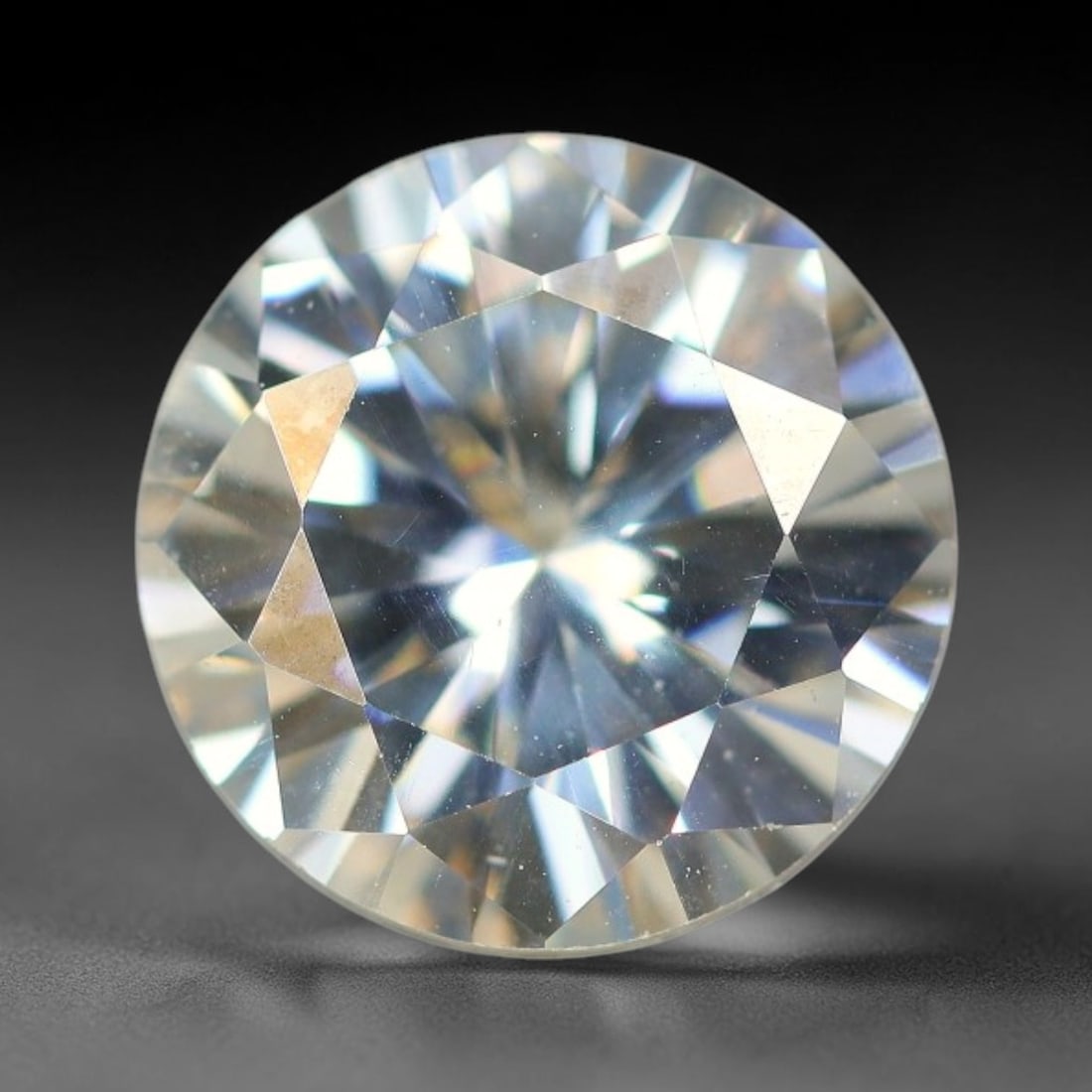 2.87 Carats Clear Moissanite Loose Gemstone, 80WP: This moissanite features dimensional measurements of 9.4x5.5mm, a lab-created silicon carbide gem material celebrated for an impressive refractive index that creates intense light dispersion and dynam