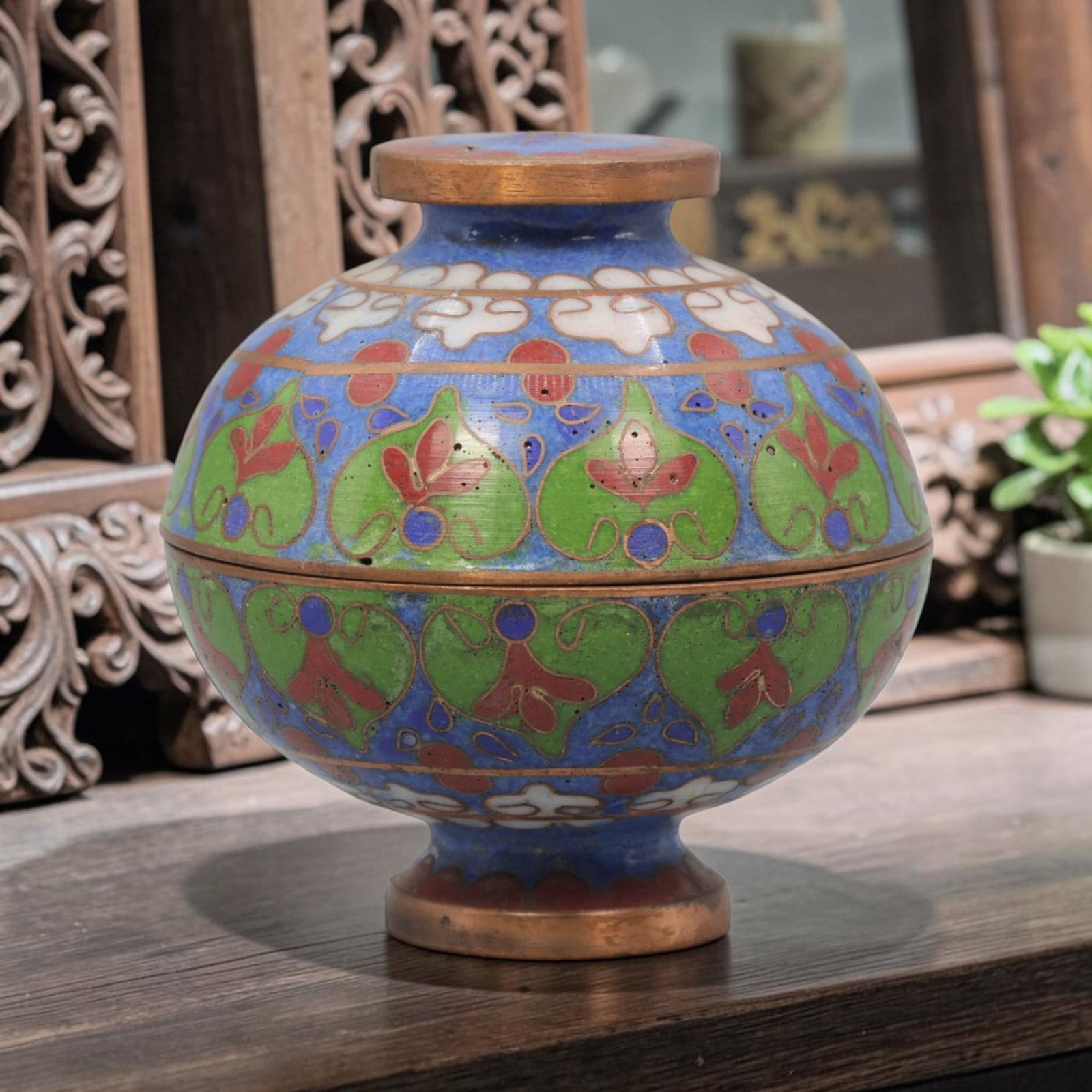 Vintage Chinese Copper Cloisonne Lidded Casket - Floral Enamel Bowl, 41YF: Crafted from copper base metal with fine cloisonne wire filigree and hand-fired polychrome enamel glazes, this footed lidded bowl features repeating stylized floral motifs across its exterior. The vib